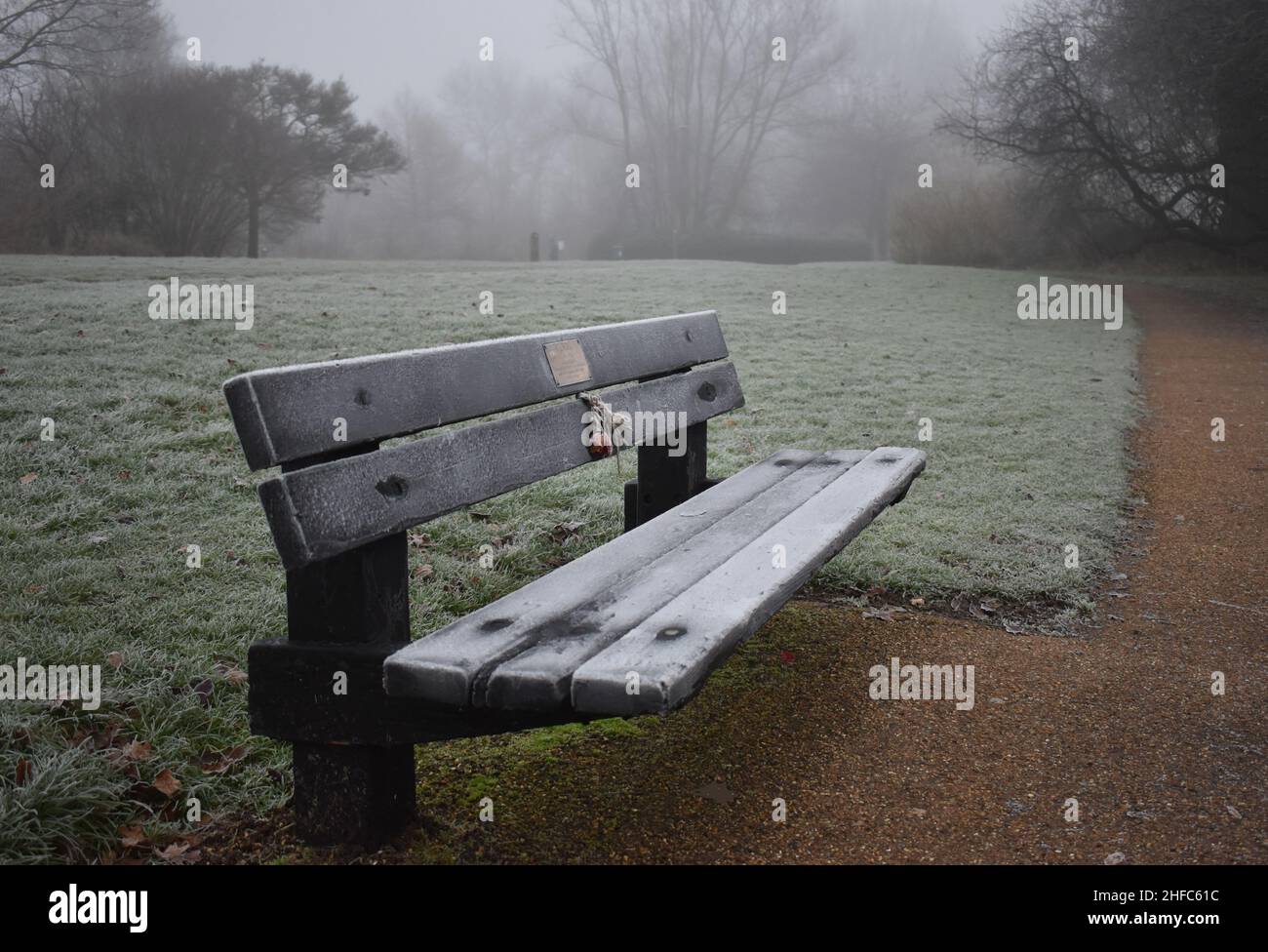Commemorative bench hi-res stock photography and images - Alamy
