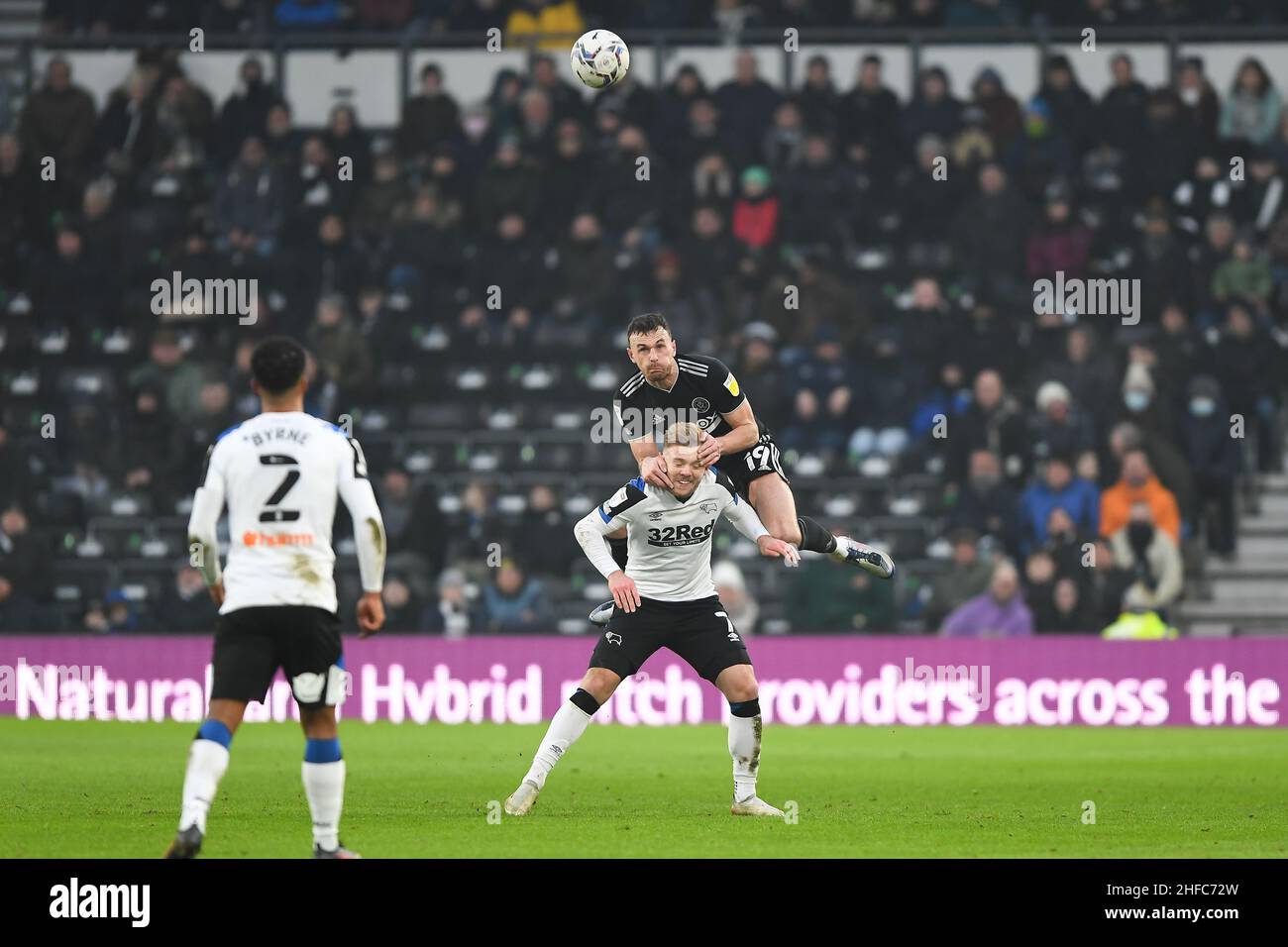 DERBY, UK. JAN 15TH Jack Robinson of Sheffield United battles for the ball with Kamil Jozwiak of Derby County during the Sky Bet Championship match between Derby County and Sheffield United at the Pride Park, Derby on Saturday 15th January 2022. (Credit: Jon Hobley | MI News) Credit: MI News & Sport /Alamy Live News Stock Photo