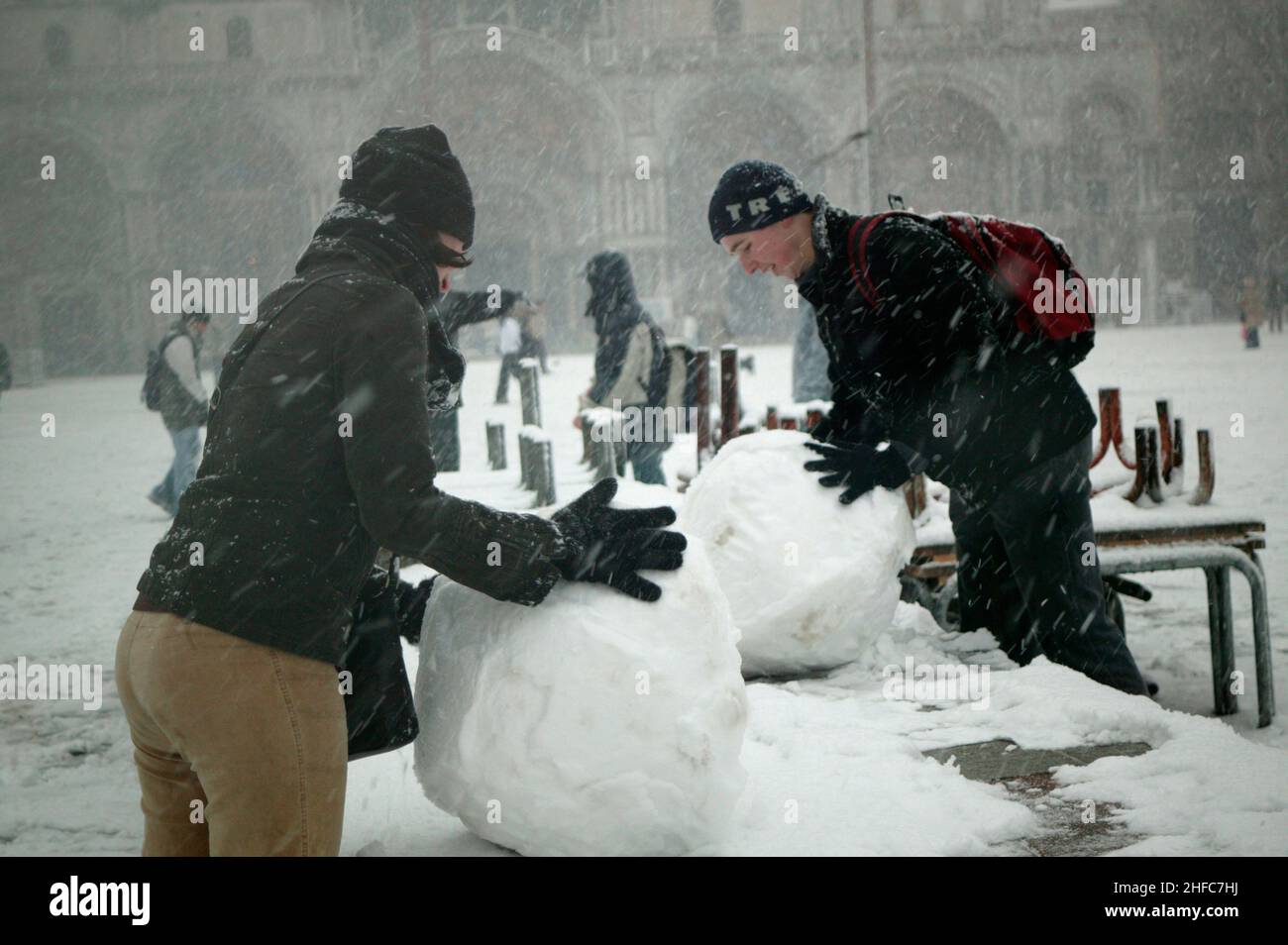 neve, a, venezia, turisti, giocano con una, palla, in, piazza, san, marco Stock Photo