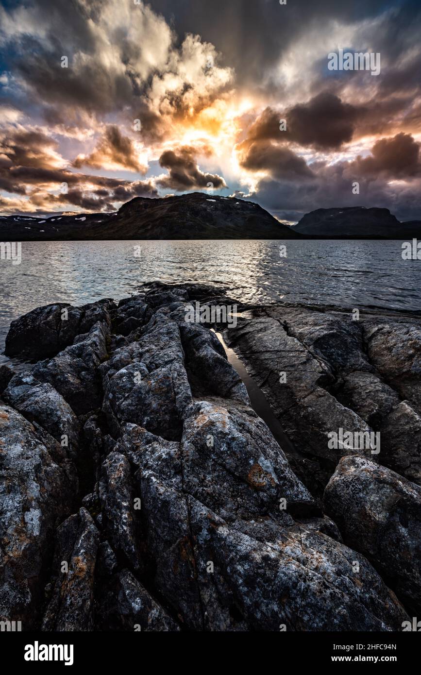 Ståvatn lake and Kista peak at sunset. Haukelifjell mountains, Northeat Norway Stock Photo