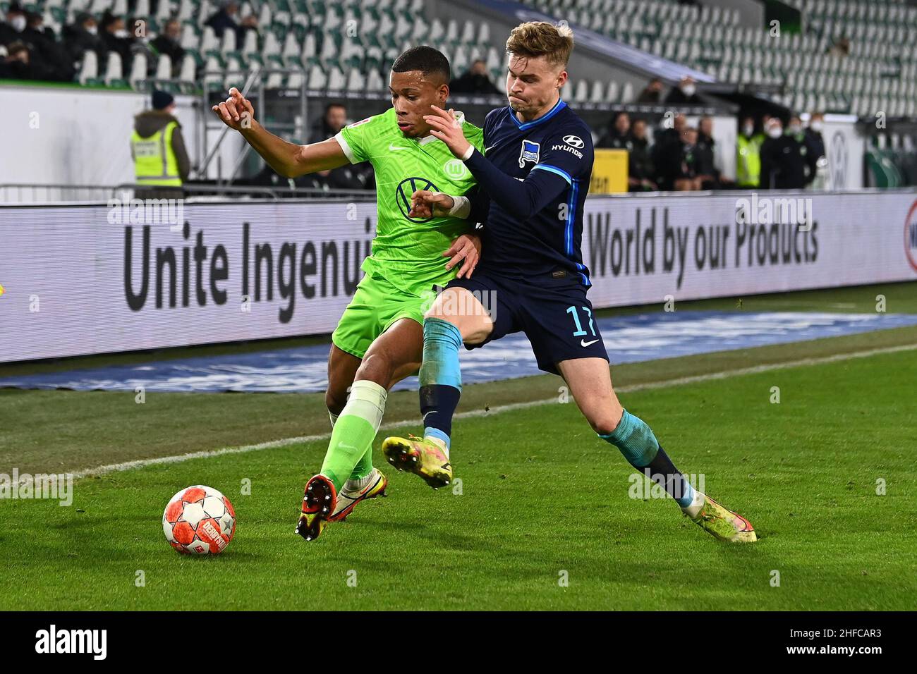 Wolfsburg, Germany. 15th Jan, 2022. Soccer: Bundesliga, VfL Wolfsburg - Hertha BSC, Matchday 19 at Volkswagen Arena. Wolfsburg's Aster Vranckx (l) plays against Berlin's Maximilian Mittelstädt. Credit: Swen Pförtner/dpa - IMPORTANT NOTE: In accordance with the requirements of the DFL Deutsche Fußball Liga and the DFB Deutscher Fußball-Bund, it is prohibited to use or have used photographs taken in the stadium and/or of the match in the form of sequence pictures and/or video-like photo series./dpa/Alamy Live News Stock Photo