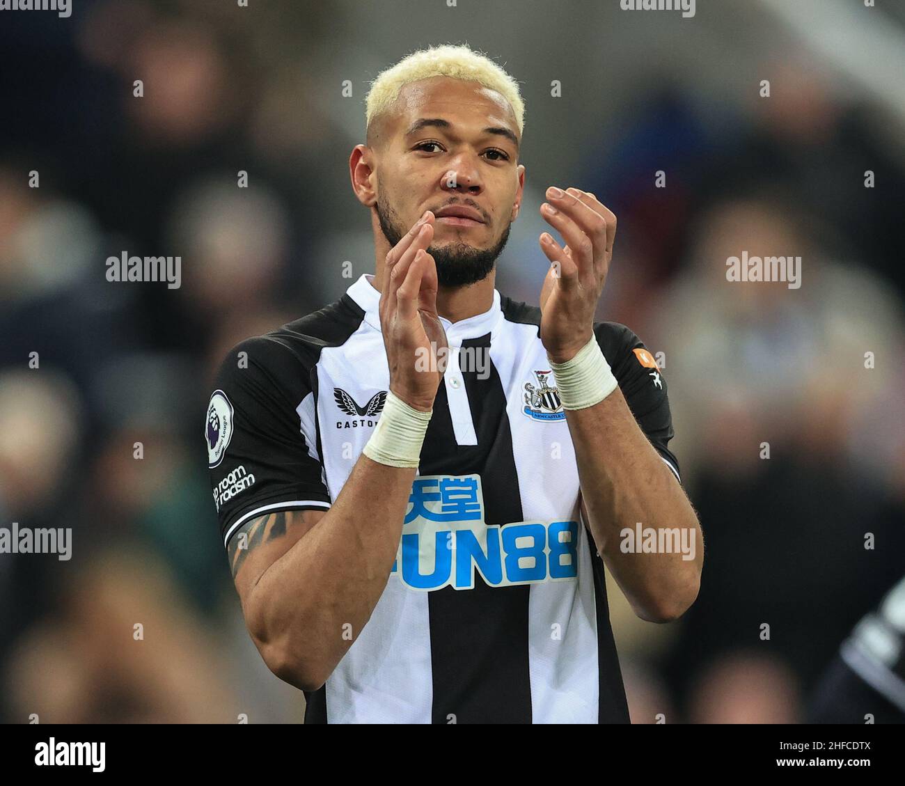 Joelinton #7 of Newcastle United applauds the fans Stock Photo - Alamy
