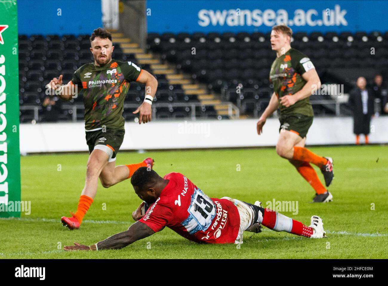 Swansea, UK. 15 January, 2022. Racing 92 centre Virimi Vakatawa scores