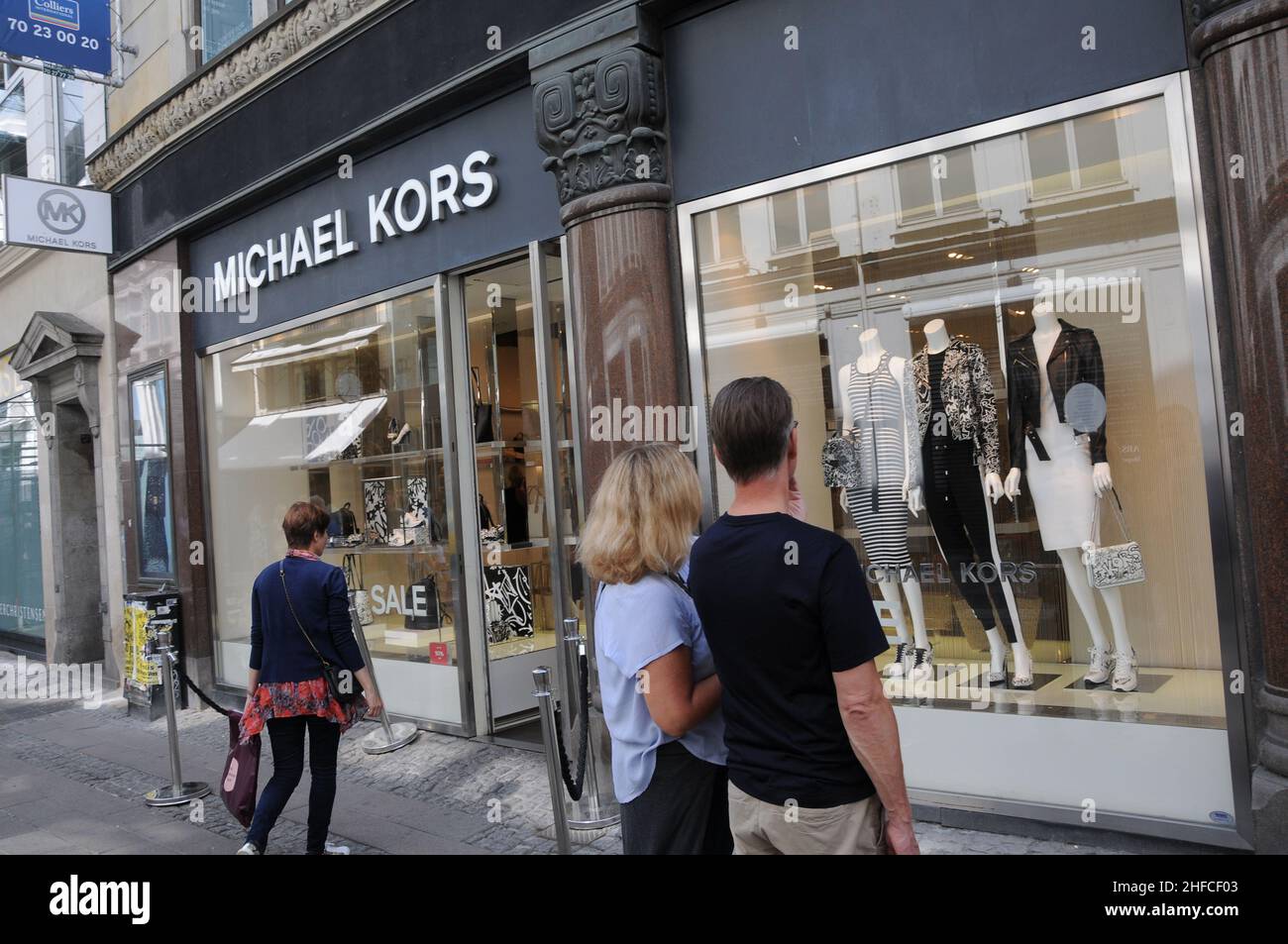 Copenhagen/Denmark 13 jULY 2018 Window shoppers at Michael Kors on stroeget  .. (Photo.Francis Joseph Dean / Deanpictures Stock Photo - Alamy