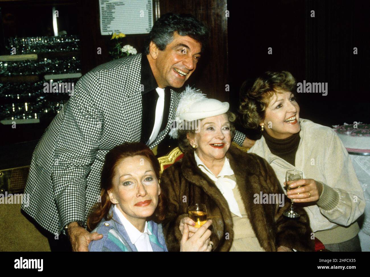 Singer Frankie Vaughan with actresses Sian Phillips, Beryl Reid and Penelope Keith 1986 Stock Photo