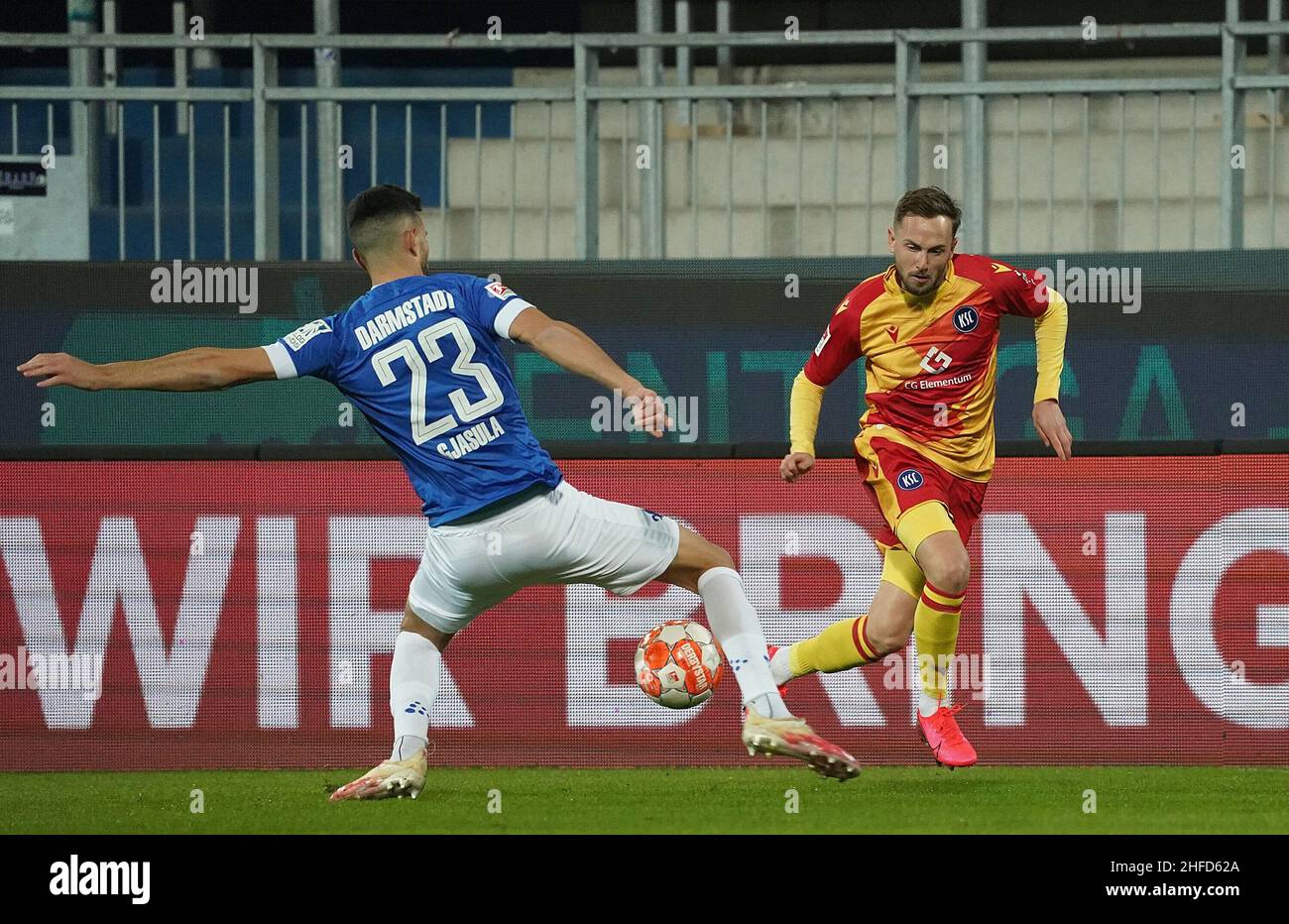 January 15, 2022, Merck Stadium at the Bollenfalltor, Darmstadt, GER, 2nd FBL, Darmstadt 98 vs Karlsruher SC, DFL regulations prohibit any use of photographs as image sequences and/or quasi-video. in the picture Klaus Gjasula (Darmstadt), Lucas Cueto (Karlsruhe) Stock Photo
