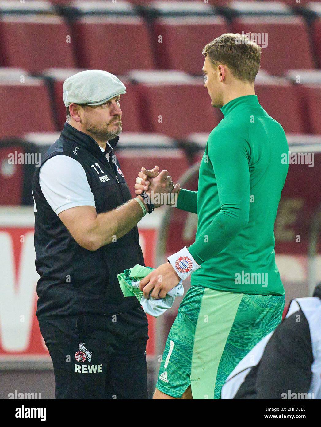 Steffen Baumgart, 1.FCK Trainer and Manuel NEUER, goalkeeper FCB 1 change jersey and cap, Mütze in the match 1.FC KÖLN - FC BAYERN MÜNCHEN 0-4 1.German Football League on Jan 15, 2022 in Cologne, Germany  Season 2021/2022, matchday 19, 1.Bundesliga, 19.Spieltag,  © Peter Schatz / Alamy Live News    - DFL REGULATIONS PROHIBIT ANY USE OF PHOTOGRAPHS as IMAGE SEQUENCES and/or QUASI-VIDEO - Stock Photo