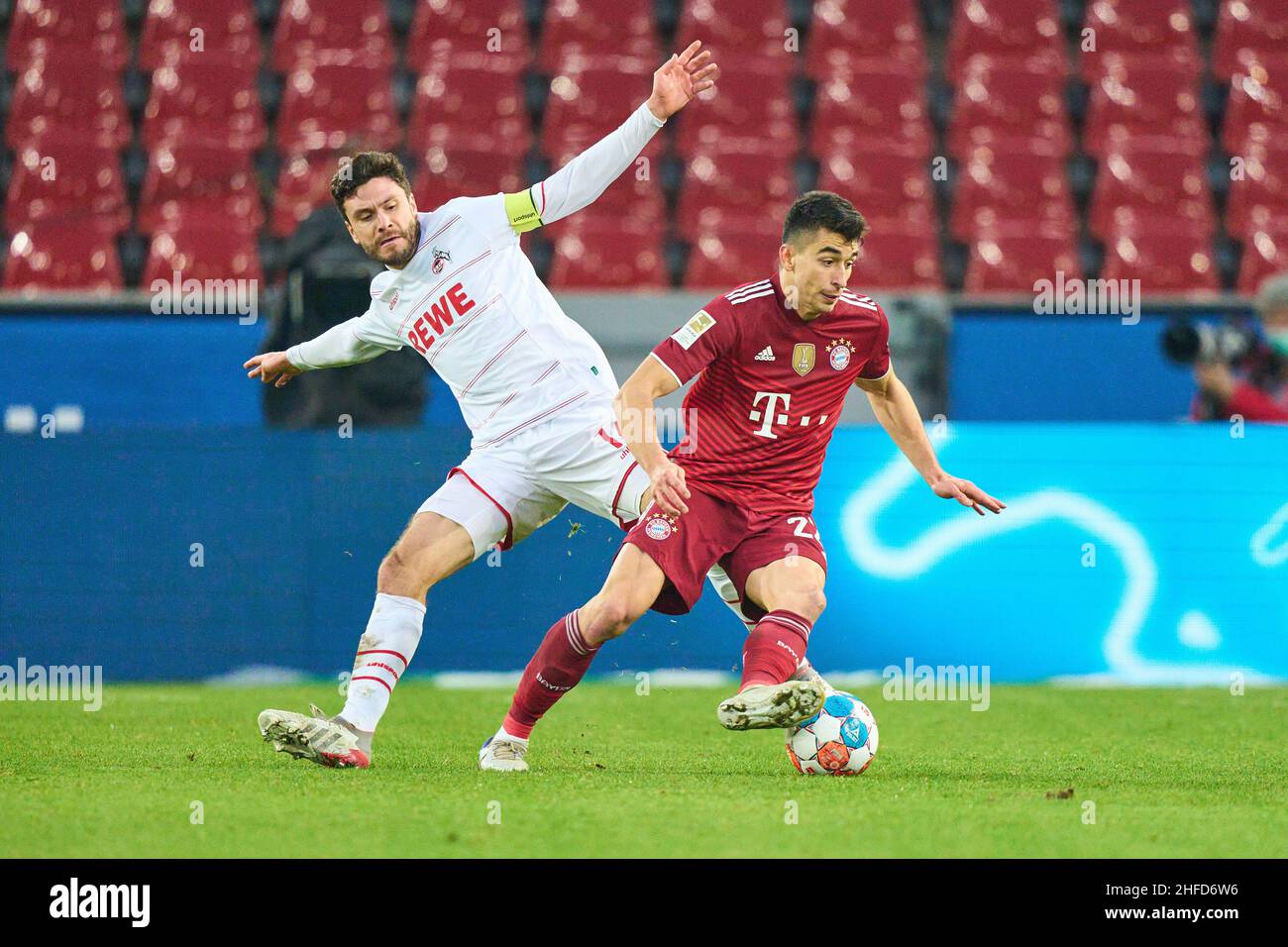 Marc ROCA, FCB 22  compete for the ball, tackling, duel, header, zweikampf, action, fight against Jonas HECTOR, 1.FCK 14  in the match 1.FC KÖLN - FC BAYERN MÜNCHEN 0-4 1.German Football League on Jan 15, 2022 in Cologne, Germany  Season 2021/2022, matchday 19, 1.Bundesliga, 19.Spieltag,  © Peter Schatz / Alamy Live News    - DFL REGULATIONS PROHIBIT ANY USE OF PHOTOGRAPHS as IMAGE SEQUENCES and/or QUASI-VIDEO - Stock Photo
