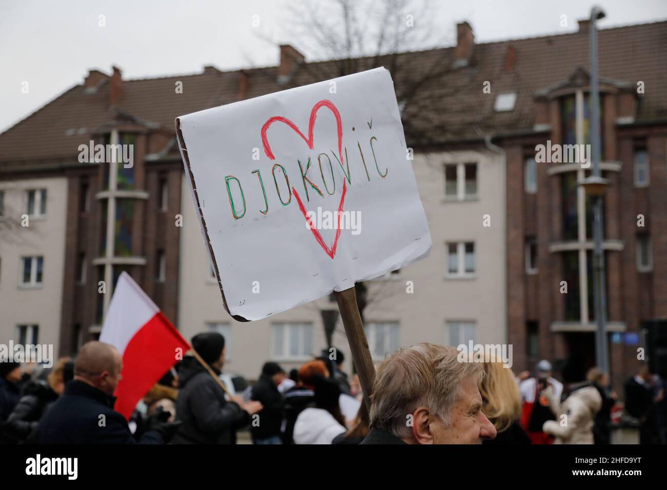Ein Demonstrant hält ein Schild 'Love Djokovic' (Novak Djokovic) auf einer Veranstaltung polnischer und deutscher Querdenker. Zgorzelec, Polen 15.1.20 Stock Photo