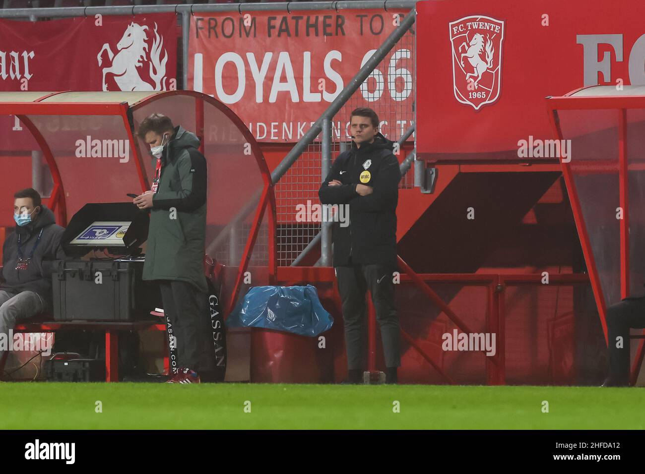 ENSCHEDE, NETHERLANDS - JANUARY 15: Fourth official Jesse Rozendal during the Dutch Eredivisie match between FC Twente and SC Heerenveen at De Grolsch Veste on January 15, 2022 in Enschede, Netherlands (Photo by Marcel ter Bals/Orange Pictures) Stock Photo