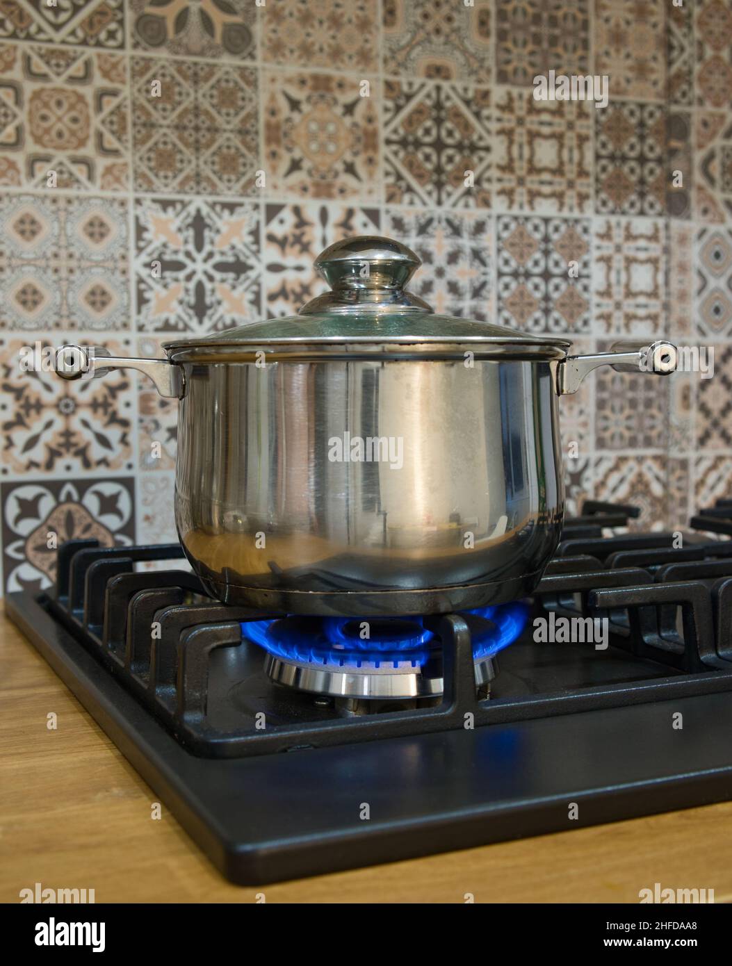 https://c8.alamy.com/comp/2HFDAA8/cooking-on-a-gas-stove-the-pot-on-gas-burner-home-cooking-concept-2HFDAA8.jpg
