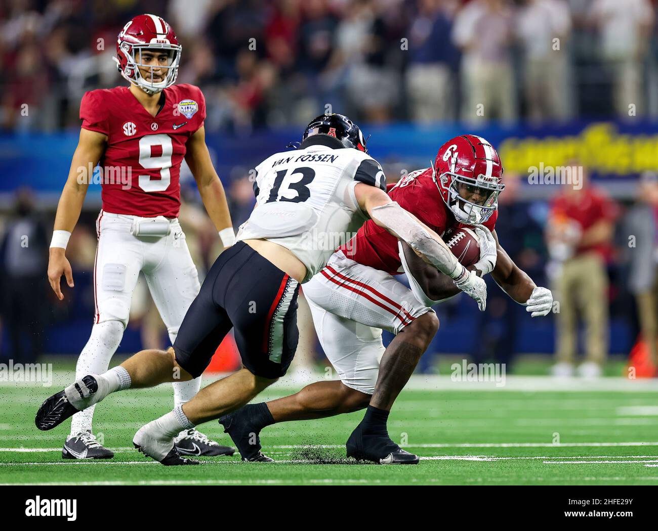 Arlington, TX, USA. 31st Dec, 2021. Cincinnati Bearcats linebacker Ty