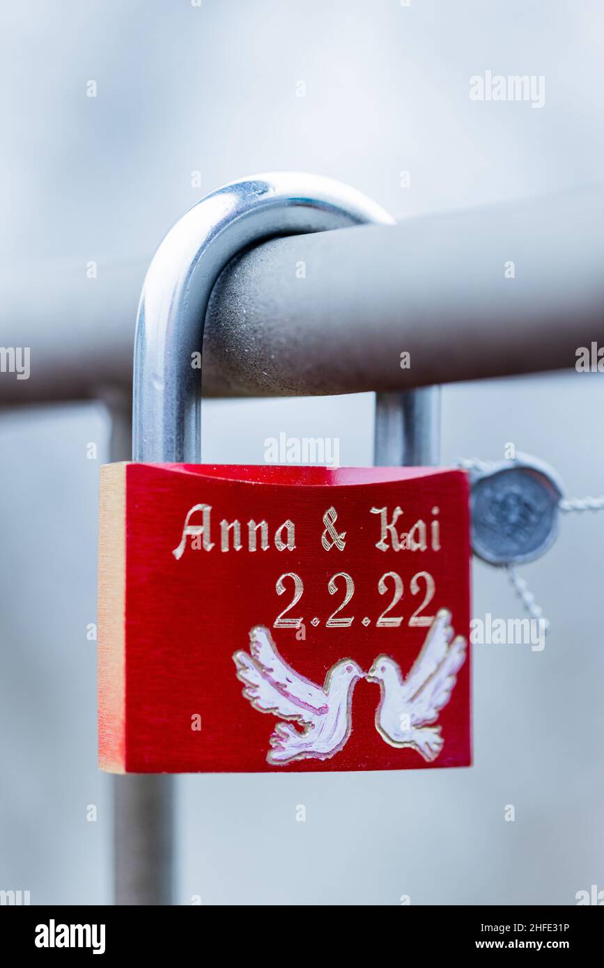 Cologne, Germany. 14th Jan, 2022. ILLUSTRATION - A so-called love lock with the inscription 'Anna & Kai 2.2.22' hangs on the Hohenzollern Bridge. (posed scene) In February this year, there are several days at once that are suitable for a special wedding date, including the schnaps number dates, i.e. 2.2.22 and 22.2.22. Credit: Rolf Vennenbernd/dpa/Alamy Live News Stock Photo