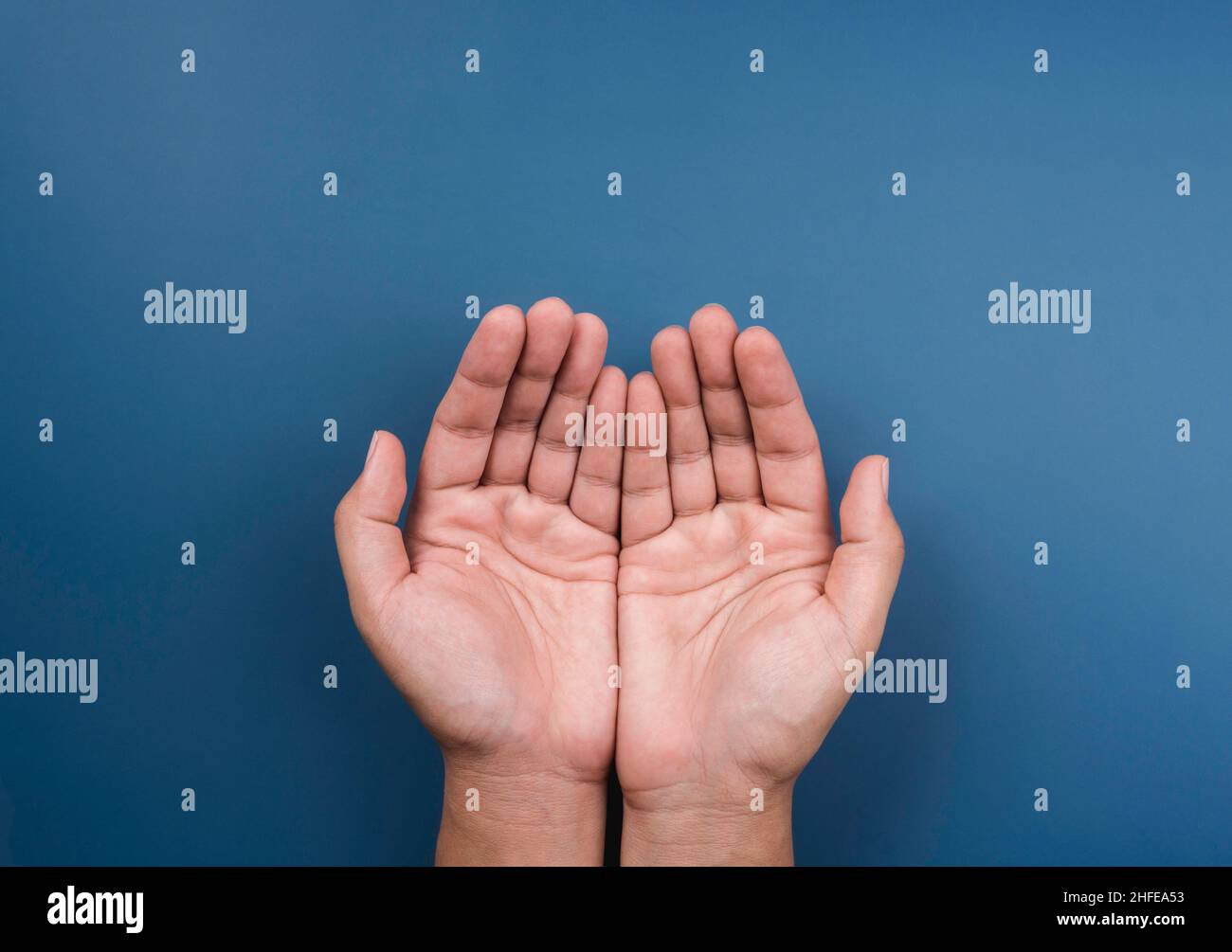 Открытая ладонь. Make big hands. Две ладони. Ладонь человека. Make big hands.