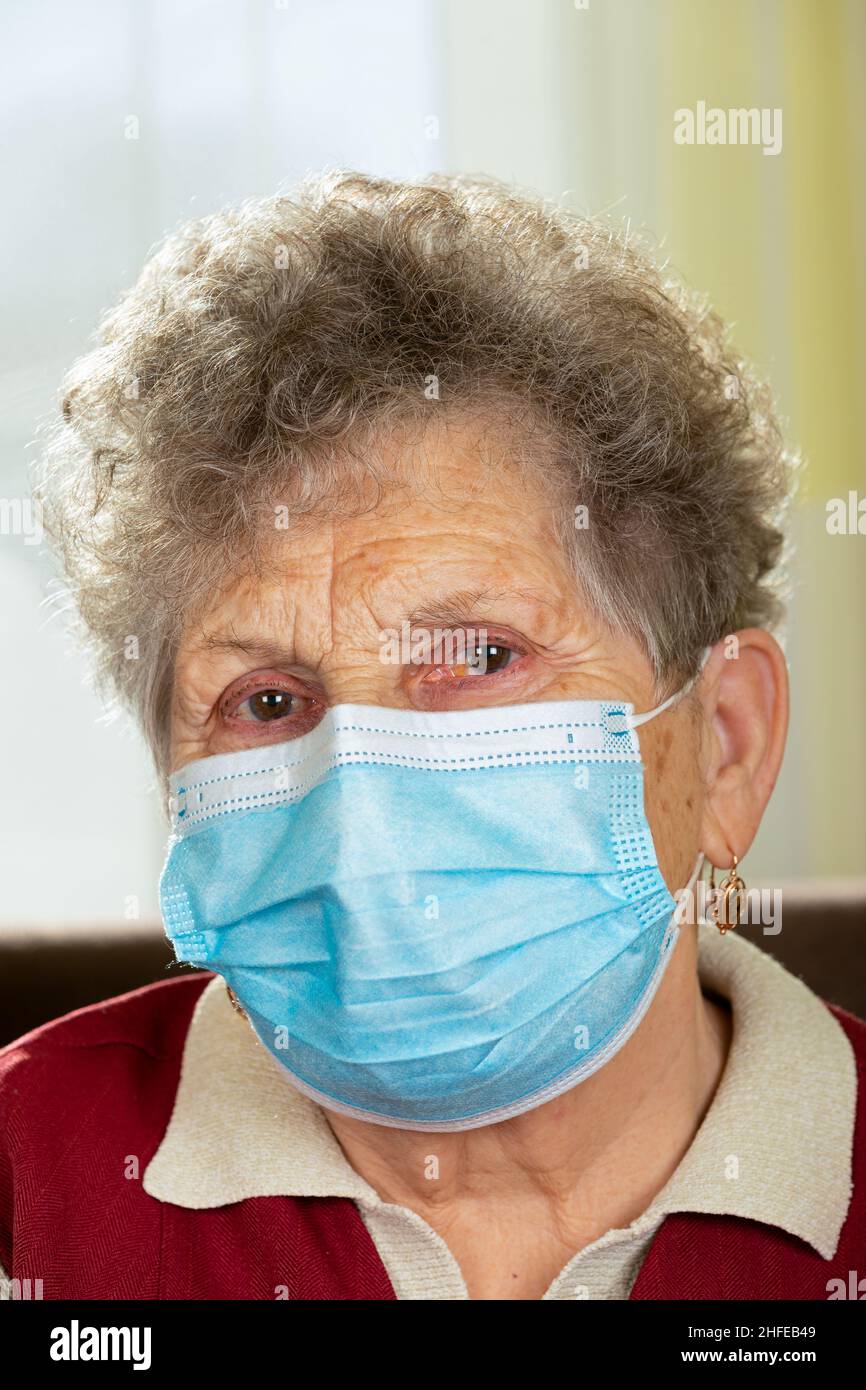 Portrait of a senior woman with face mask at home, self isolation Stock ...