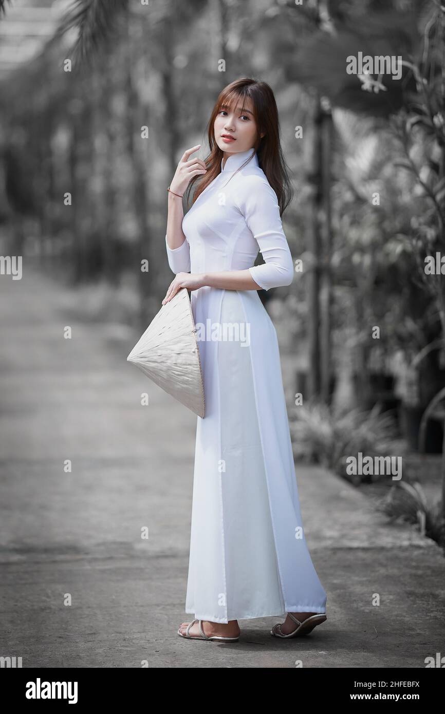 https://c8.alamy.com/comp/2HFEBFX/ho-chi-minh-city-vietnam-portrait-women-in-white-ao-dai-vietnam-the-ao-dai-long-dress-vietnamese-is-traditional-costume-of-vietnamese-woman-2HFEBFX.jpg