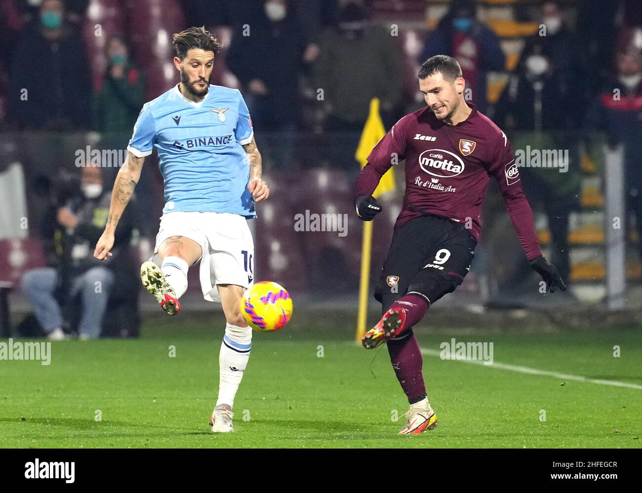 SALERNO, ITALY - JANUARY 15: Federico Bonazzoli of US Salernitana competes for the ball with Luis Alberto of SS Lazio ,during the Serie A match between US Salernitana and SS Lazio at Stadio Arechi on January 16, 2022 in Salerno, Italy. (Photo by MB Media) Stock Photo