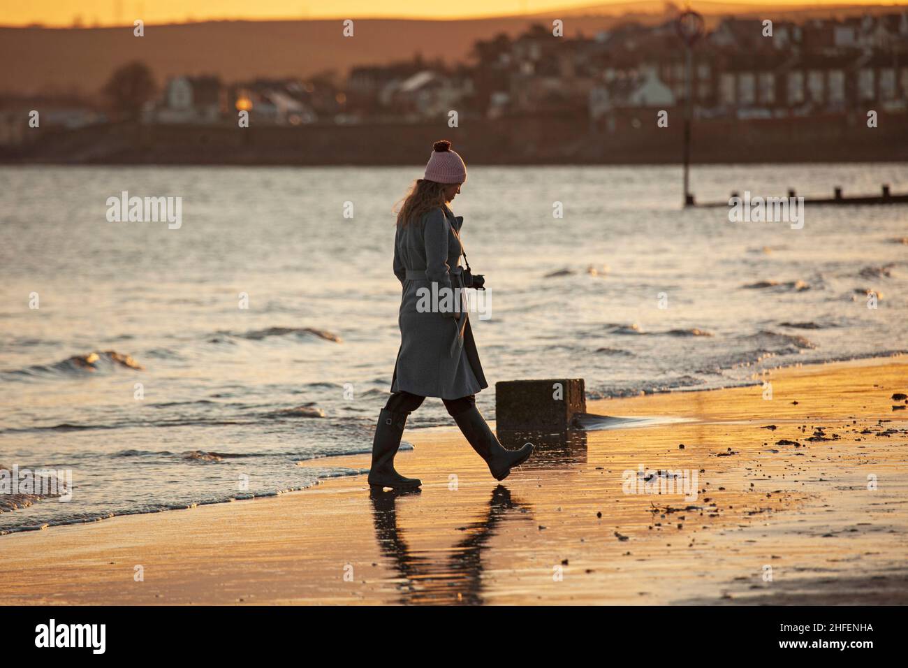 Portobello, Edinburgh, Scotland, UK. 16th January 2022. Finally sunrise sunshine with temperature of 7 degrees after a week of heavy cloud in the skies above the city. Credit: Scottishcreative/Alamy Live News. Stock Photo