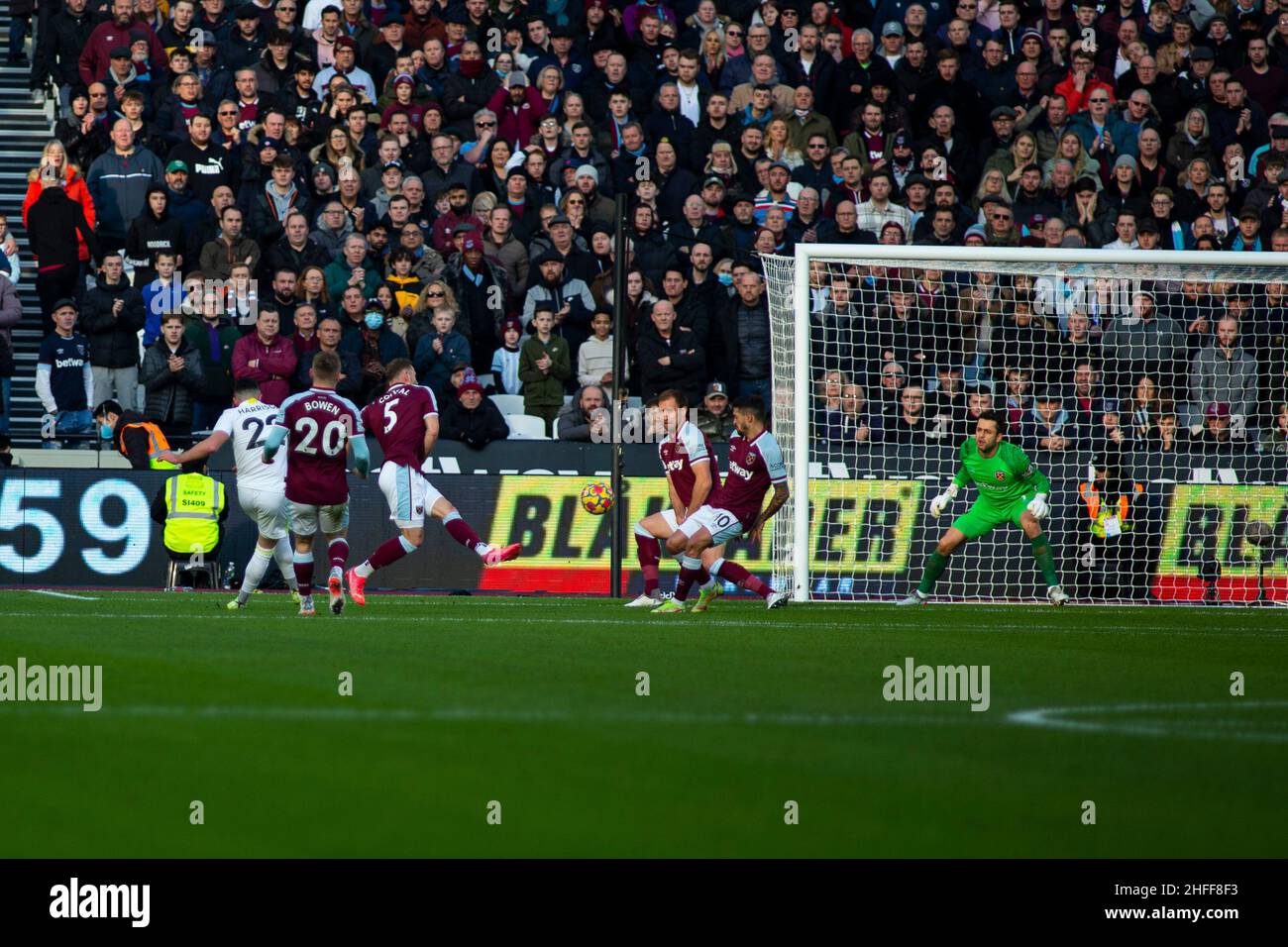 London, UK. 16th Jan, 2022. Jack Harrison of Leeds United (22) scores his sides first goal. Premier League match, West Ham Utd v Leeds United at the London Stadium, Queen Elizabeth Olympic Park in London on Sunday 16th January 2022. this image may only be used for Editorial purposes. Editorial use only, license required for commercial use. No use in betting, games or a single club/league/player publications. pic by Lewis Mitchell/Andrew Orchard sports photography/Alamy Live news Credit: Andrew Orchard sports photography/Alamy Live News Stock Photo