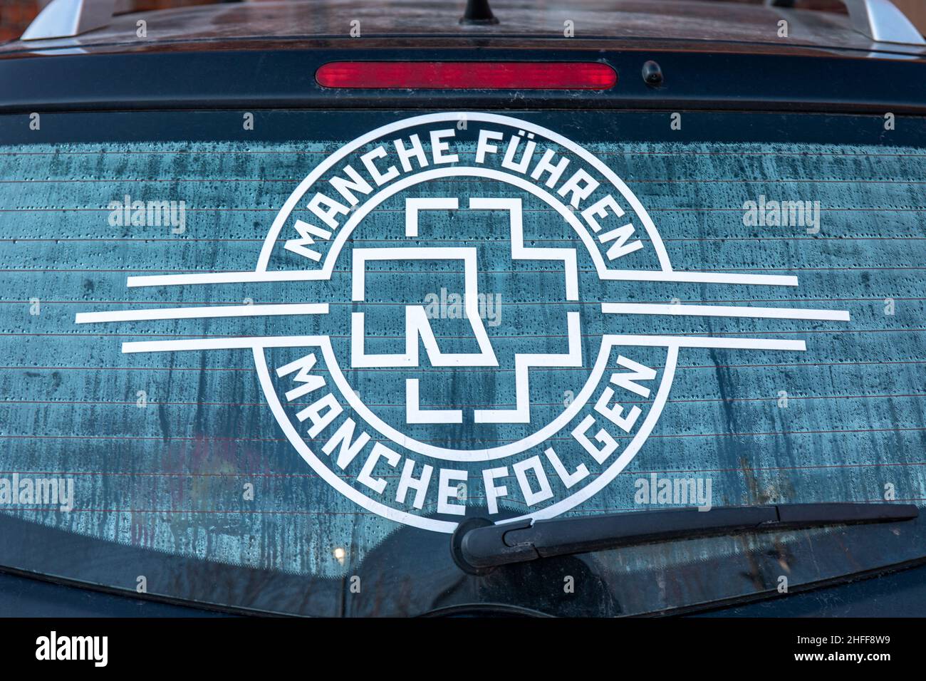 Manche Führen, Manche Folgen. Sticker or decal on car rear window. Stock Photo