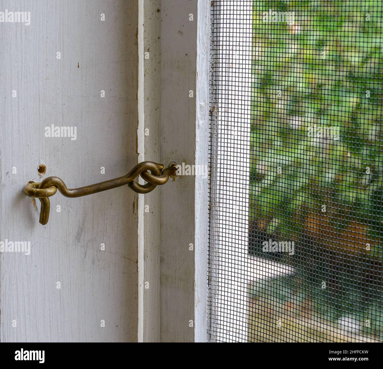 https://c8.alamy.com/comp/2HFFCKW/screen-door-and-attached-hook-latch-with-eye-2HFFCKW.jpg