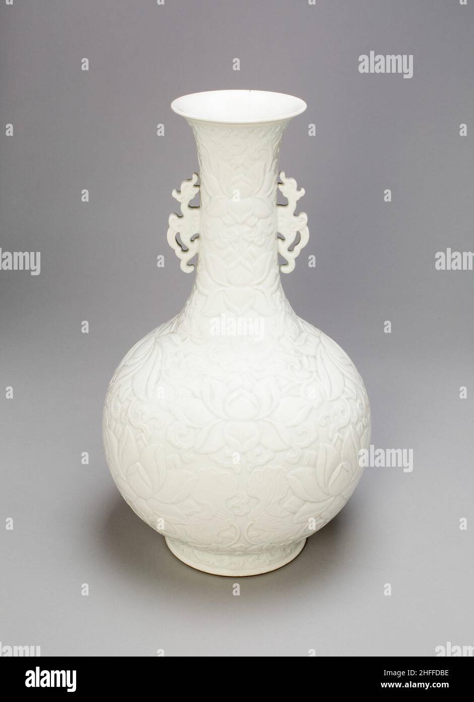 Bottle-Shaped Vase with Dragon Handles and Lotus Flowers, Ming dynasty (1368-1644) or Qing dynasty (1644-1911), c. late 17th/18th century. Stock Photo