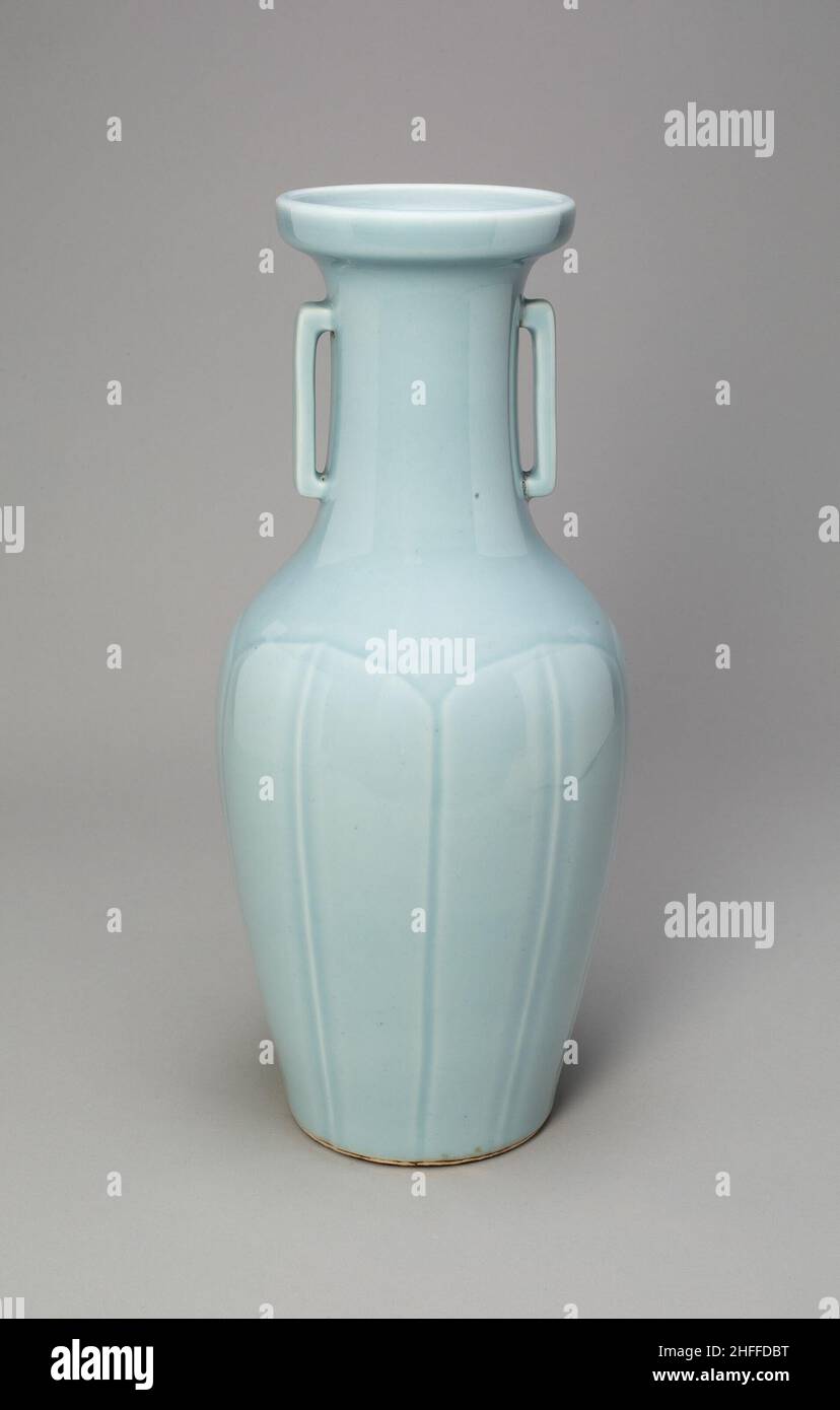 Vase with Rectangular Handles, Qing dynasty (1644-1911), Qianlong reign mark and period (1736-1795). Stock Photo