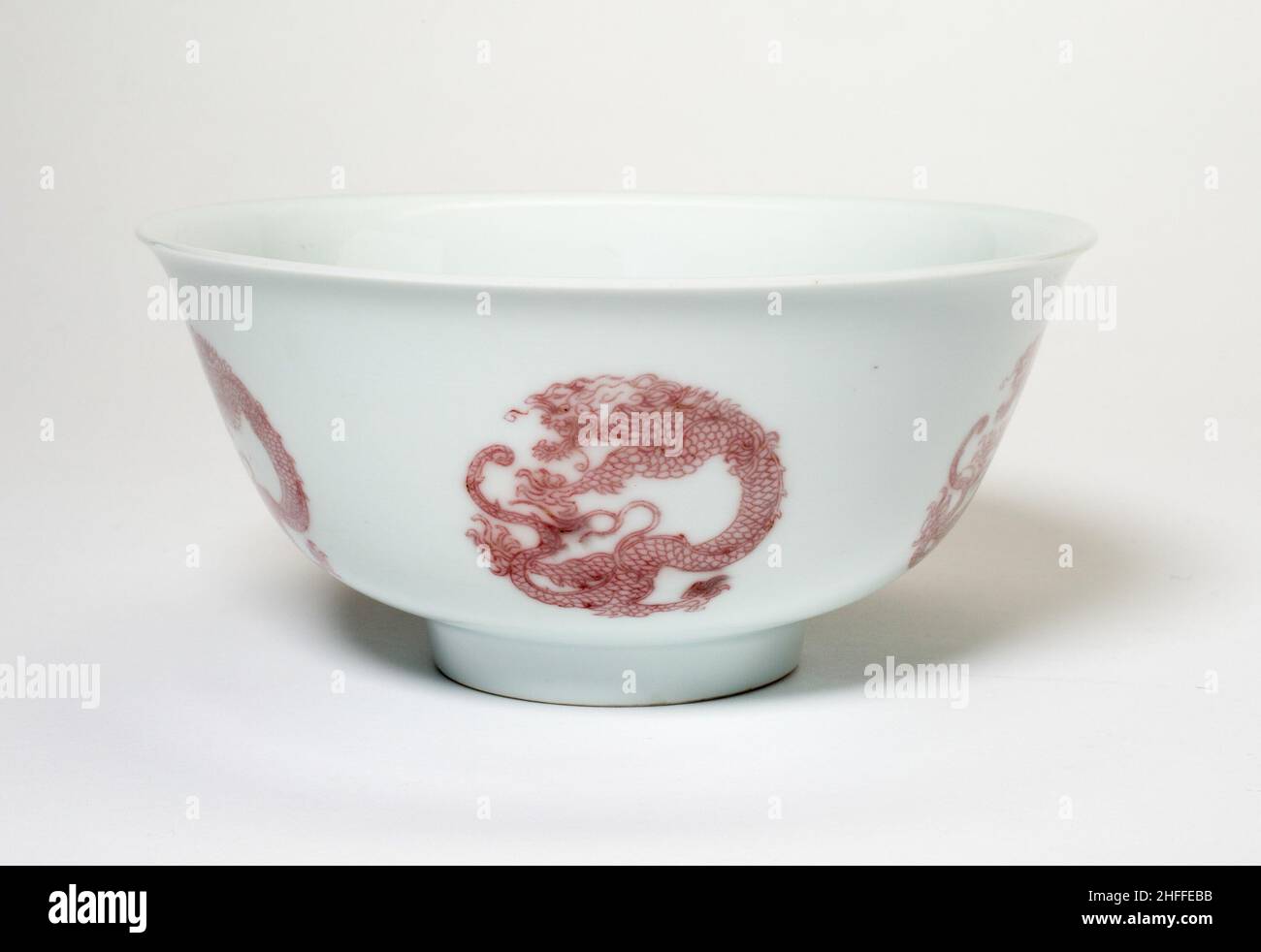 Bowl with Six Dragon Medallions, Qing dynasty (1644-1911), Kangxi reign mark and period (1662-1722). Stock Photo