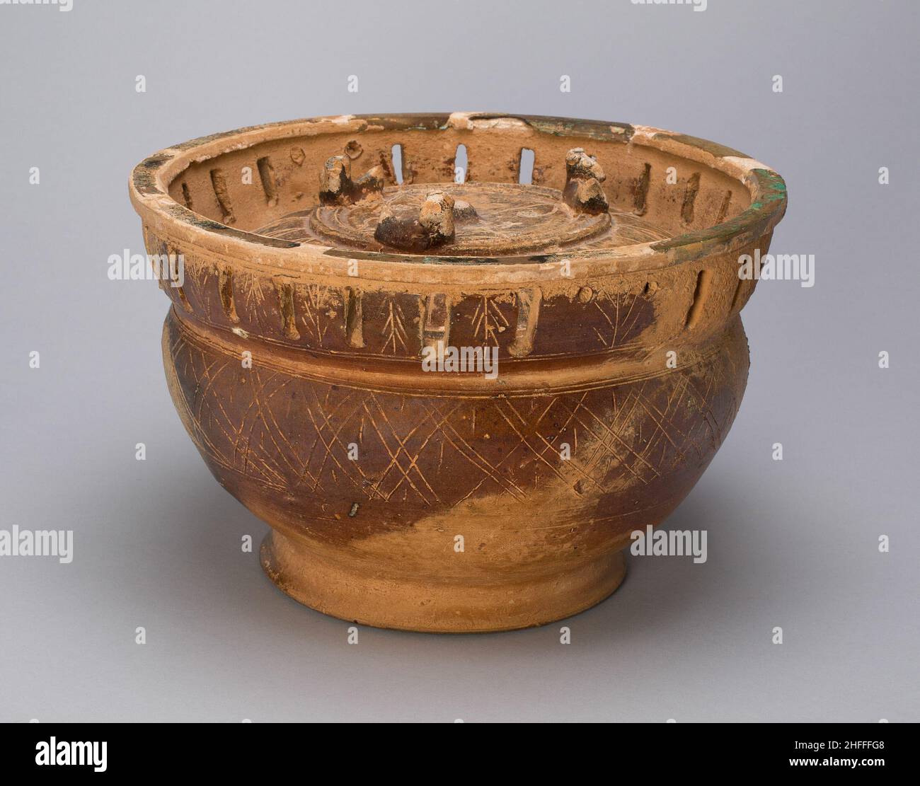 Bowl-Shaped Vessel with Cover (Gui) and Pierced Collar, Eastern Han dynasty (25-220 A.D.), 1st century. Stock Photo