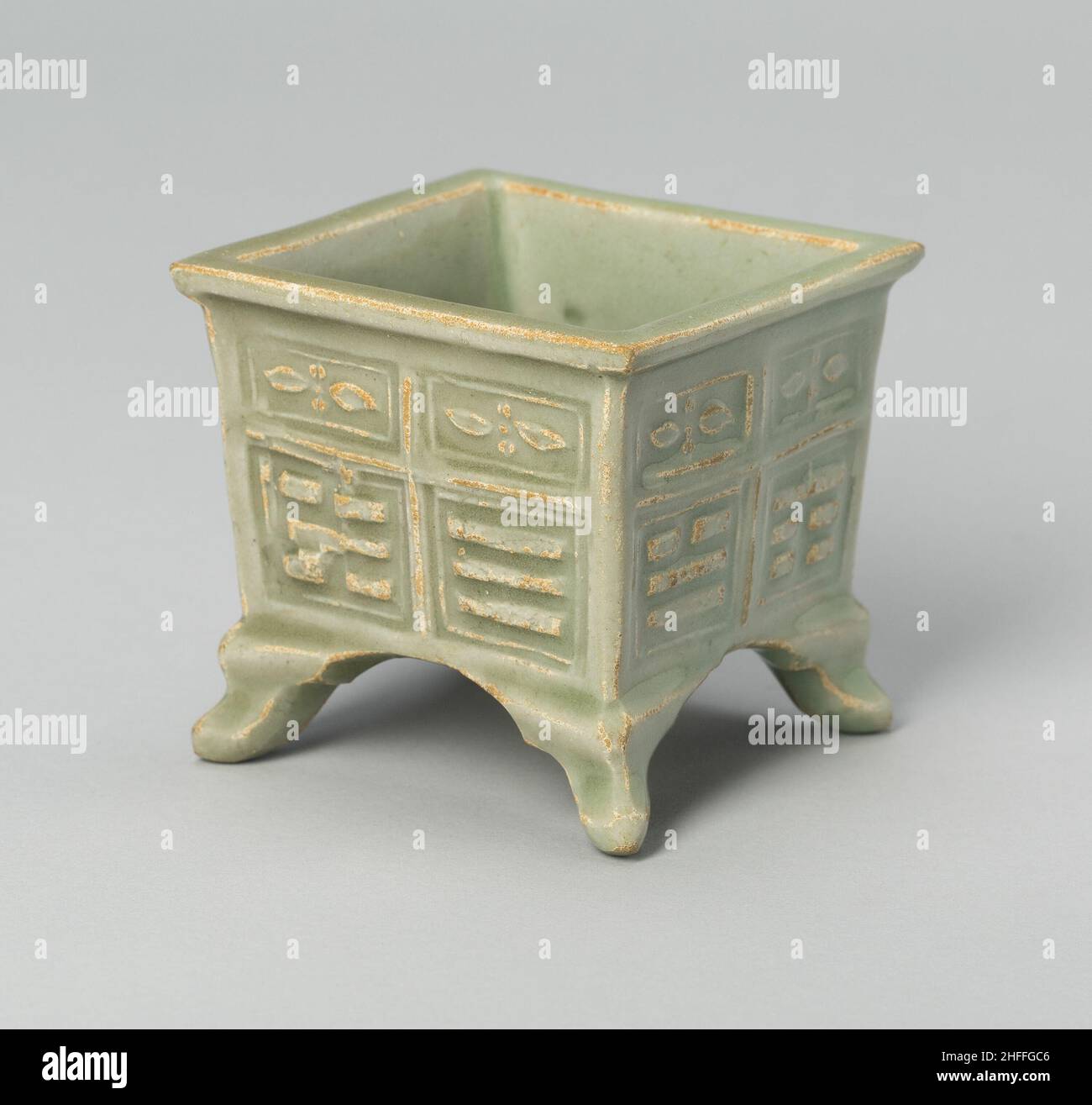 Square Jar with Archaistic &quot;Trigrams&quot; and Floral Scrolls, Yuan (1271-1368) or Ming dynasty (1368-1644), c. 14th/16th century. Stock Photo