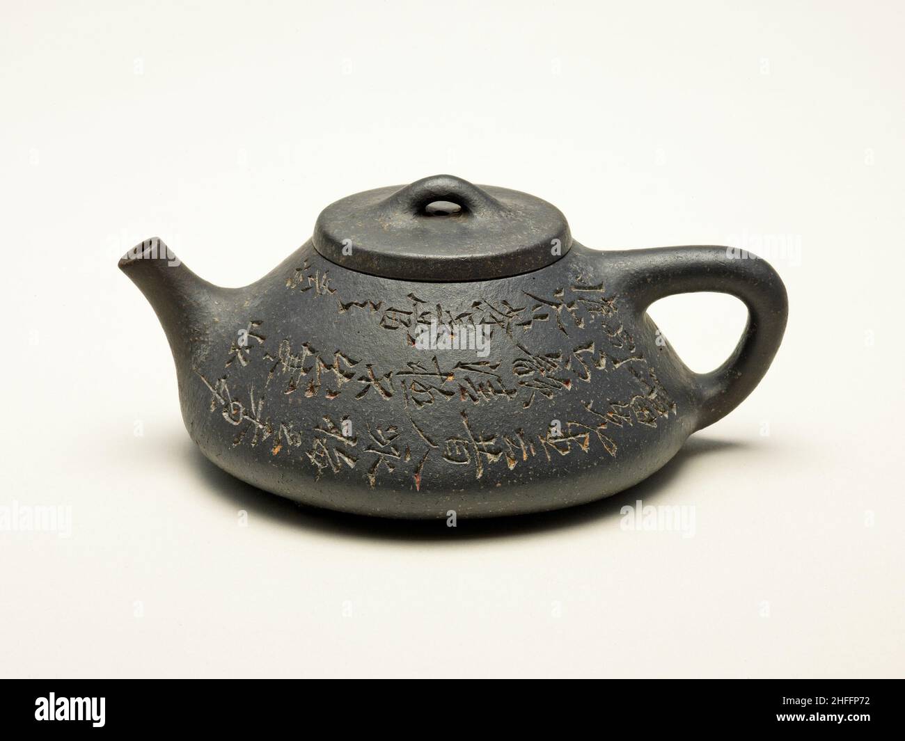 https://c8.alamy.com/comp/2HFFP72/teapot-shaped-like-a-bamboo-hat-qing-dynasty-1644-1911-first-half-of-the-19th-century-2HFFP72.jpg