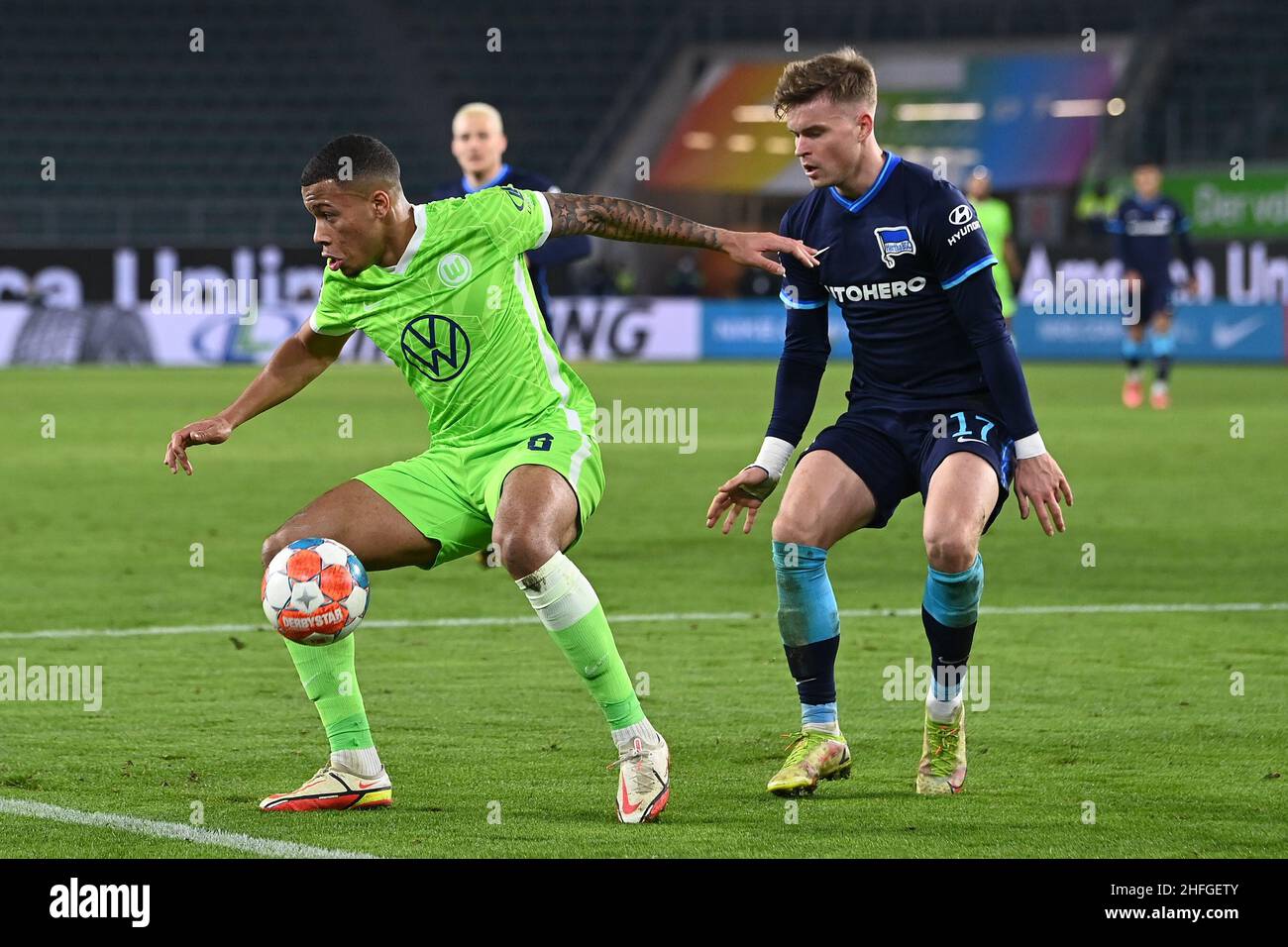 Wolfsburg, Germany. 15th Jan, 2022. Soccer: Bundesliga, VfL Wolfsburg - Hertha BSC, Matchday 19 at Volkswagen Arena. Wolfsburg's Aster Vranckx (l) plays against Berlin's Maximilian Mittelstädt. Credit: Swen Pförtner/dpa - IMPORTANT NOTE: In accordance with the requirements of the DFL Deutsche Fußball Liga and the DFB Deutscher Fußball-Bund, it is prohibited to use or have used photographs taken in the stadium and/or of the match in the form of sequence pictures and/or video-like photo series./dpa/Alamy Live News Stock Photo