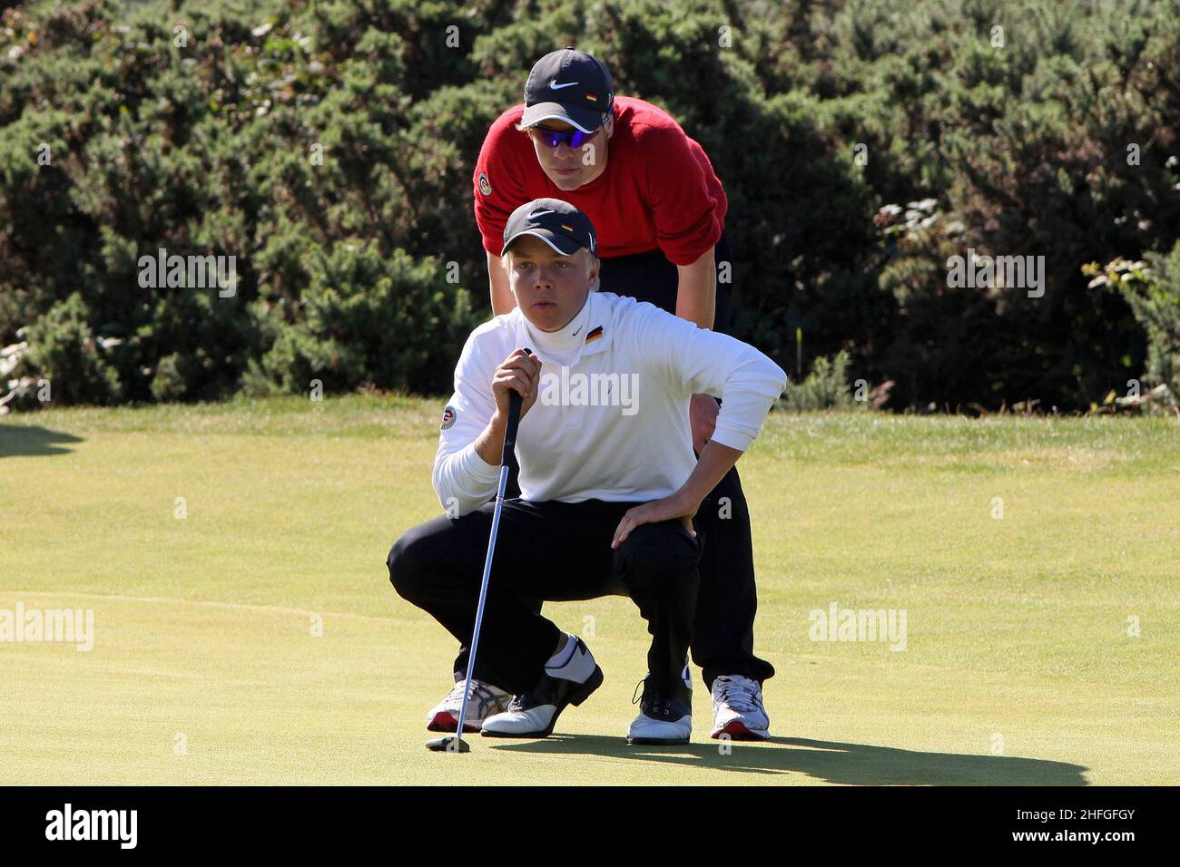 MAX ROTTLUFF, German golfer, checking the putting line with the help of his  caddie, while playing in the 2010 Boys Amateur Golf Championship Stock  Photo - Alamy