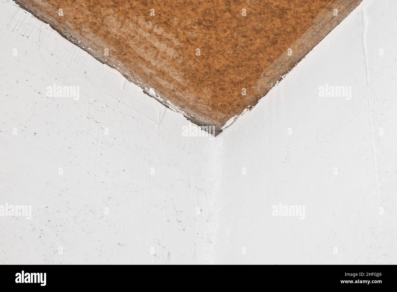 Repair of the joint of the two white plaster walls corner at the