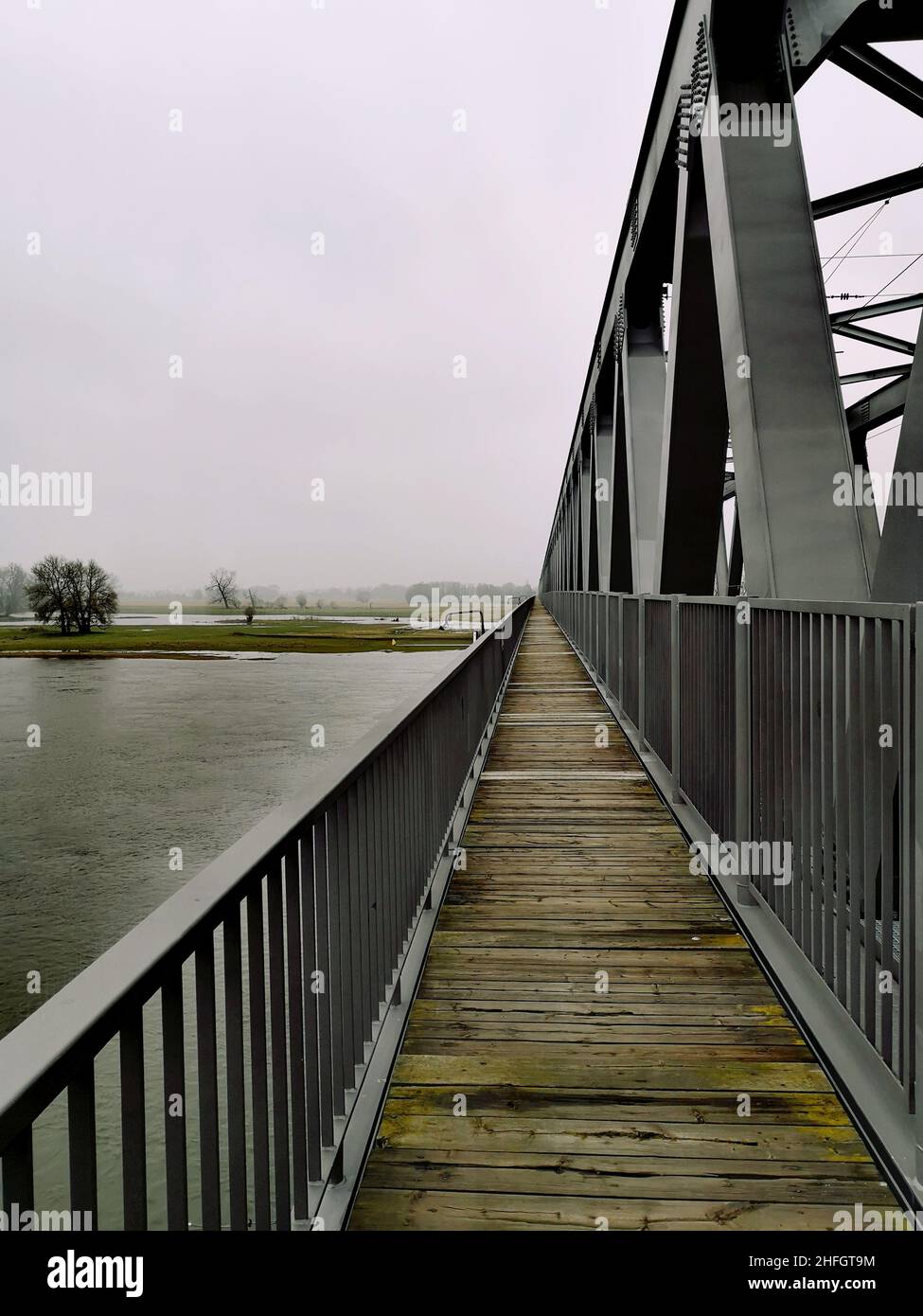 Eisenbahnbrücke über die Elbe bei Wittenberge, Prignitz, Brandenburg Stock Photo