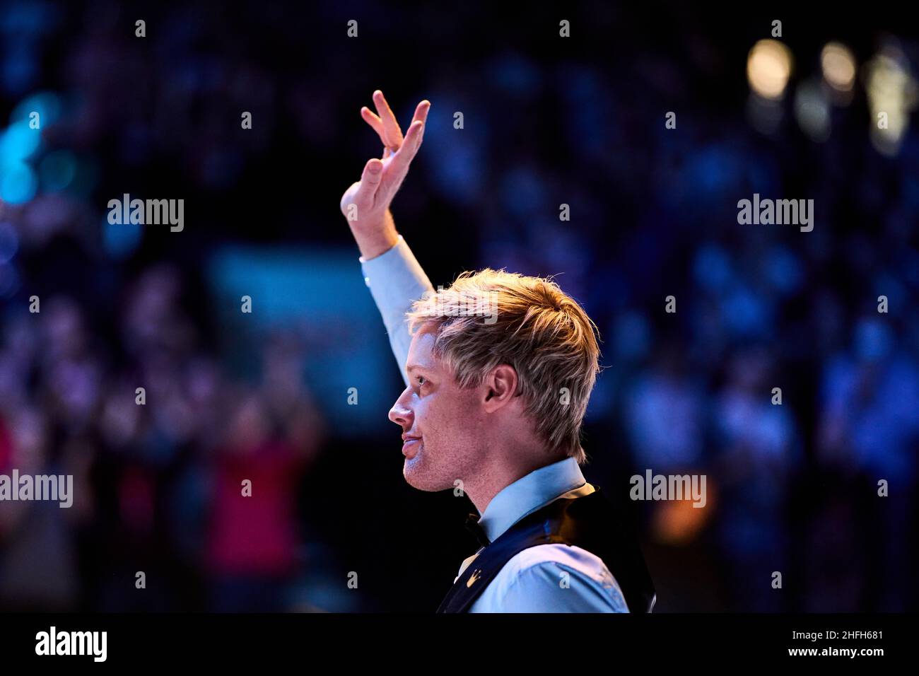 Neil Robertson waves to the crowd as he walks out for the evening session of his match against Barry Hawkins during day eight of the 2022 Cazoo Masters at Alexandra Palace, London. Picture Date: Sunday January 16, 2022. Stock Photo