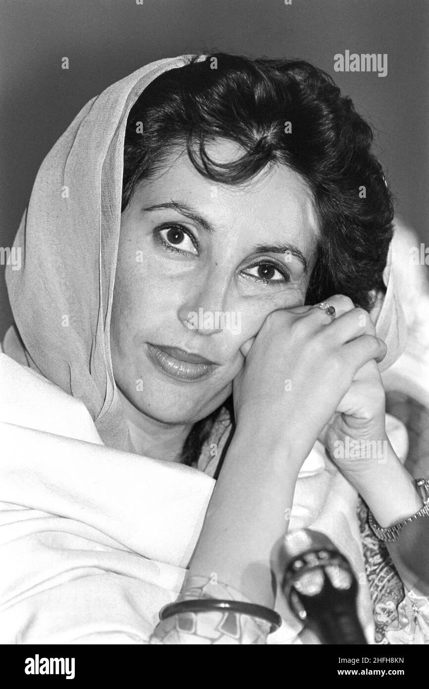 Pakistani opposition leader Benazir Bhutto holds a press conference following the victory of her Peoples Party in national elections, November 24, 1988 in Islamabad, Pakistan. Stock Photo