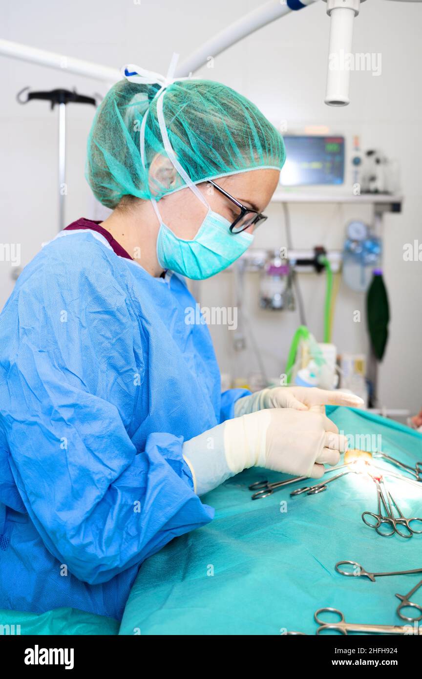 Doctor hands stitching hires stock photography and images Alamy