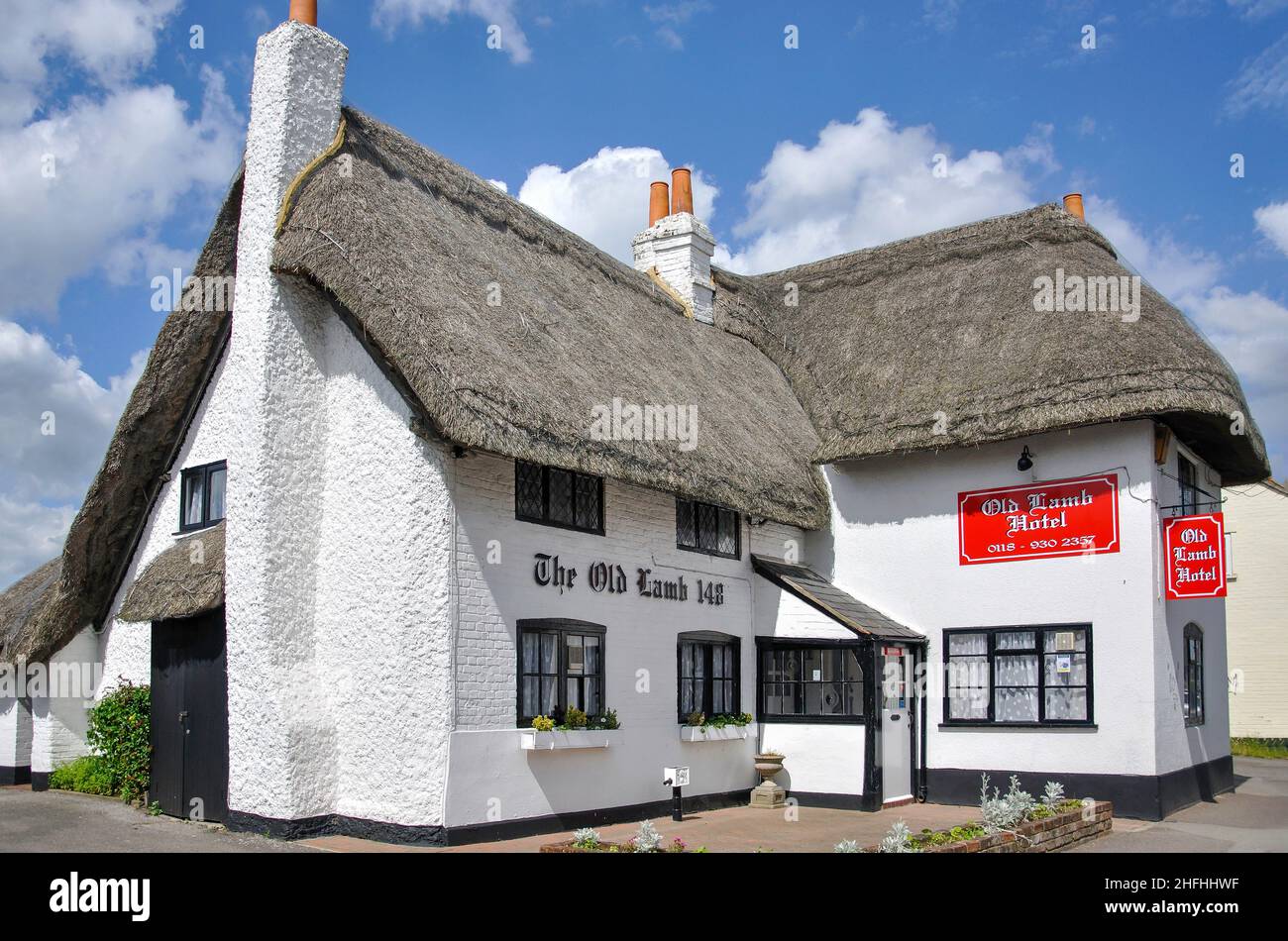 Thatched Old Lamb Hotel, Church Street, Theale, Berkshire, England, United Kingdom Stock Photo