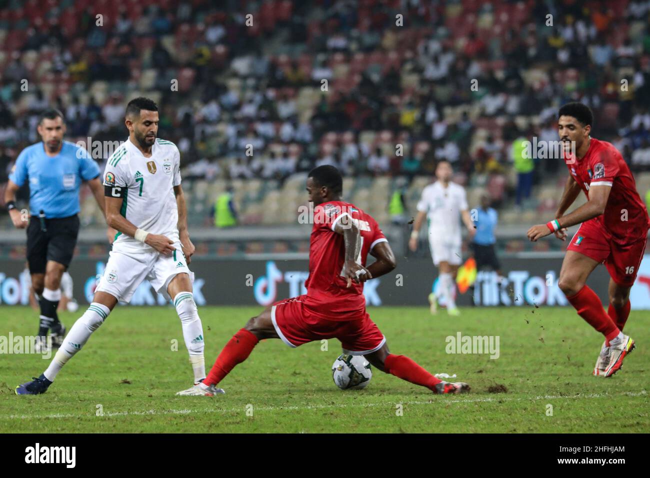 Douala, CAMEROON - JANUARY 16: Riyad Mahrez of Algeria on action during the Africa Cup of Nations group E match between Algeria and Equatorial Guinea at Stade de Japoma on January 16 2022 in Douala, Cameroon. (Photo by SF) Credit: Sebo47/Alamy Live News Stock Photo