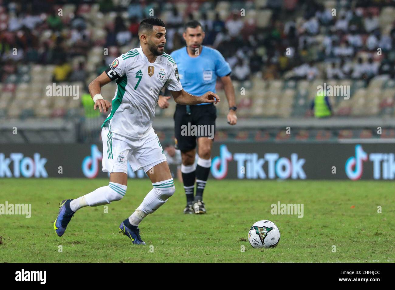 Douala, CAMEROON - JANUARY 16: Riyad Mahrez of Algeria on action during the Africa Cup of Nations group E match between Algeria and Equatorial Guinea at Stade de Japoma on January 16 2022 in Douala, Cameroon. (Photo by SF) Credit: Sebo47/Alamy Live News Stock Photo