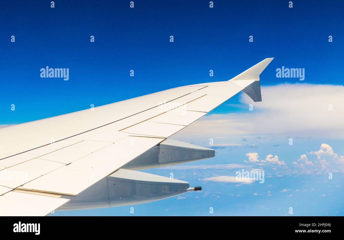 wing of aircraft in the blue sky Stock Photo - Alamy