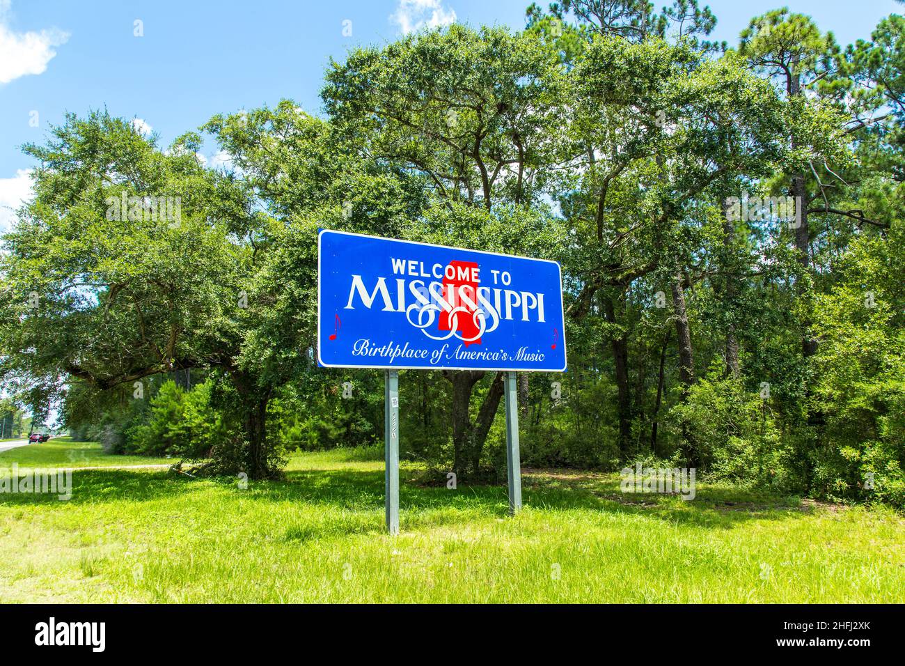 Red, white, and blue sign to travelers to Mississippi
