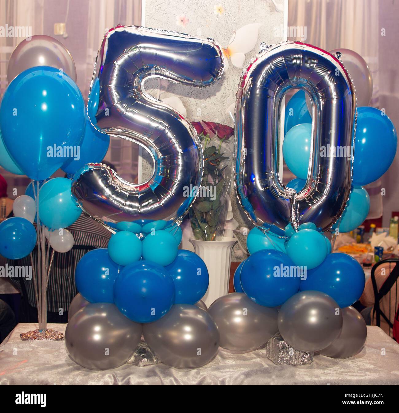 Numéro 50 ballons à chiffres, 50 ans 50th anniversaire célébration  événement, avec différents ballons d'hélium multicolores, décoration  intérieur elem Photo Stock - Alamy