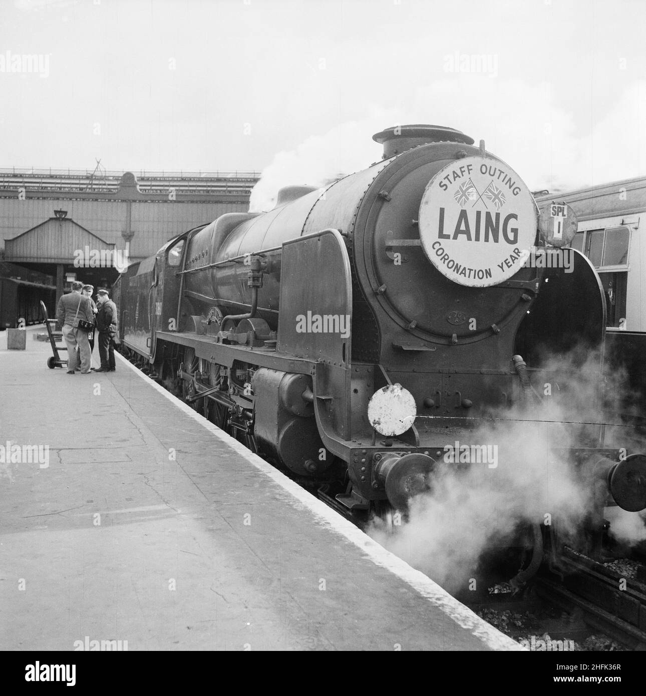 London Waterloo Station, York Road, Waterloo, Lambeth, London, 30/05/1953. A steam train chartered by Laing leaving Waterloo station, transporting Laing's London office on a staff outing to Bournemouth. Stock Photo