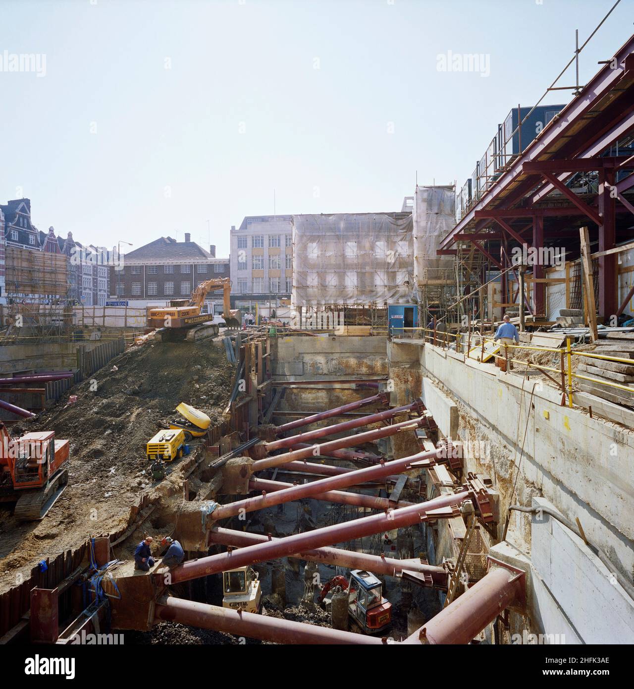 London Metropole Hotel, Edgware Road, City of Westminster, London, 09/05/1989. Temporary steel bracing struts are in place to support the externals walls whilst the basement levels are excavated at the extension to the Metropole Hotel, London. Stock Photo