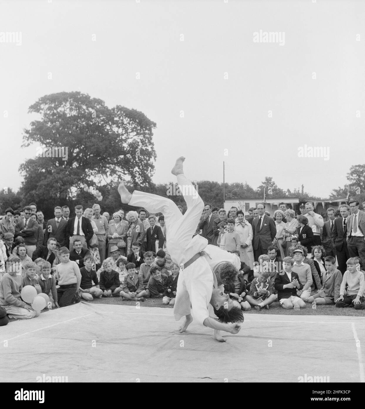 Laing Sports Ground, Rowley Lane, Elstree, Barnet, London, 17/06/1961. A crowd watching a judo demonstration by two members of the Metropolitan Police during a Laing sports day at Elstree. This image was published in July 1961 in Laing's monthly newsletter 'Team Spirit'. Stock Photo