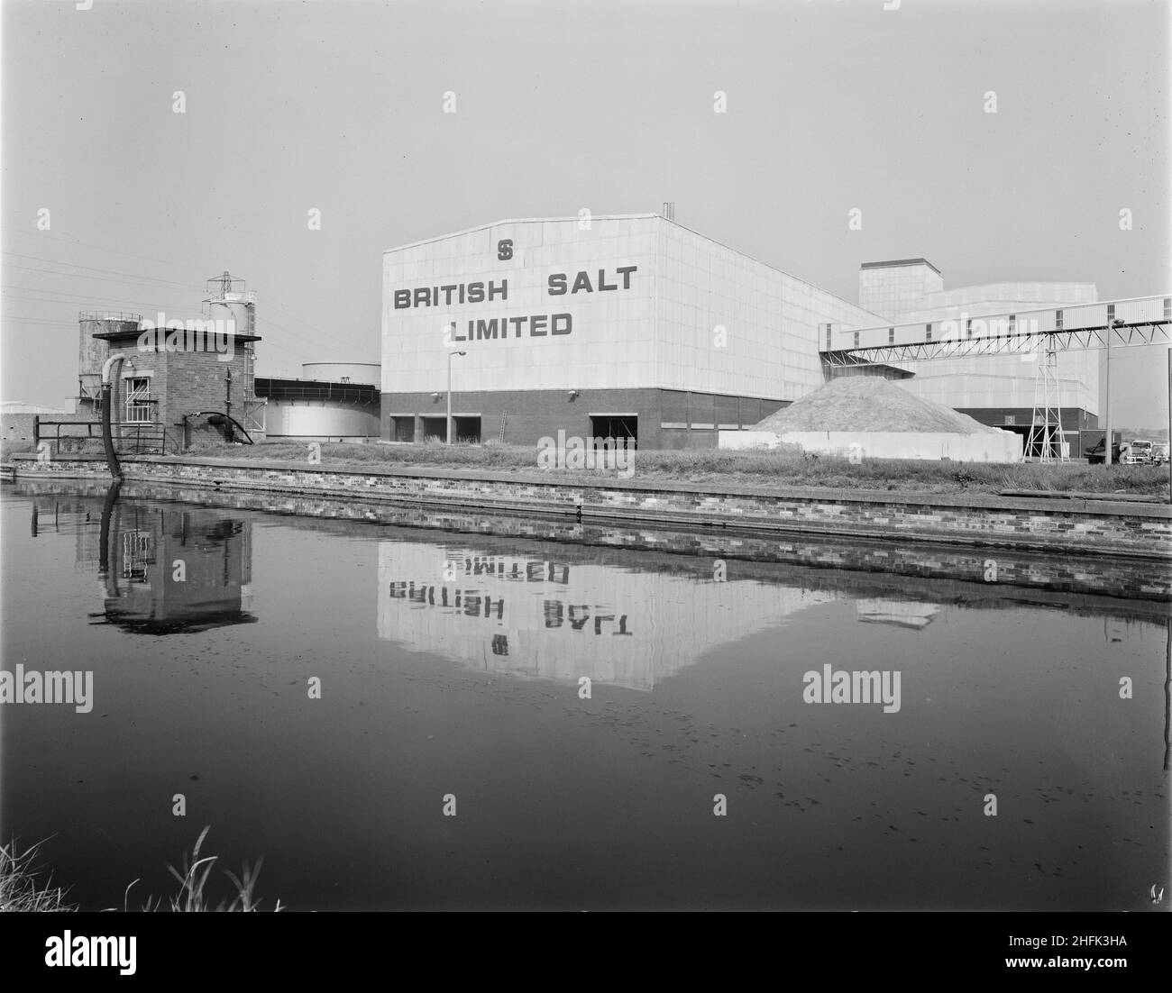 British Salt Factory, Faulkner Lane, Middlewich, Cheshire, 20/09/1971. A view from across the Trent &amp; Mersey Canal of the main processing building at the British Salt factory. Work began on site on the 16th of April 1968 and was completed in early June 1969 with the factory officially opened by the Duke of Edinburgh on the 25th. Laing returned to the site in 1971 to construct an extension to the undried vacuum salt building. Stock Photo