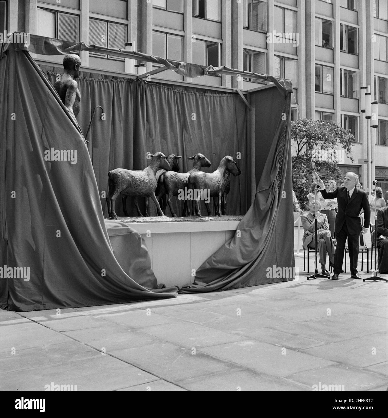 Paternoster Square, City of London, 30/07/1975. Violinist Yehudi Menuhin unveiling a bronze sculpture of a shepherd and his sheep by Elisabeth Frink at the Paternoster development. Work on the Paternoster development in the 1960's was carried out in a joint venture by John Laing Construction Limited, Trollope and Colls Limited, and George Wimpey and Company Limited. The development consisted of a series of office blocks, a shopping precinct, an extensive piazza and a three-level car park. In July 1975, a bronze statue of a shepherd and his sheep, sculpted by Elisabeth Frink, was unveiled at th Stock Photo