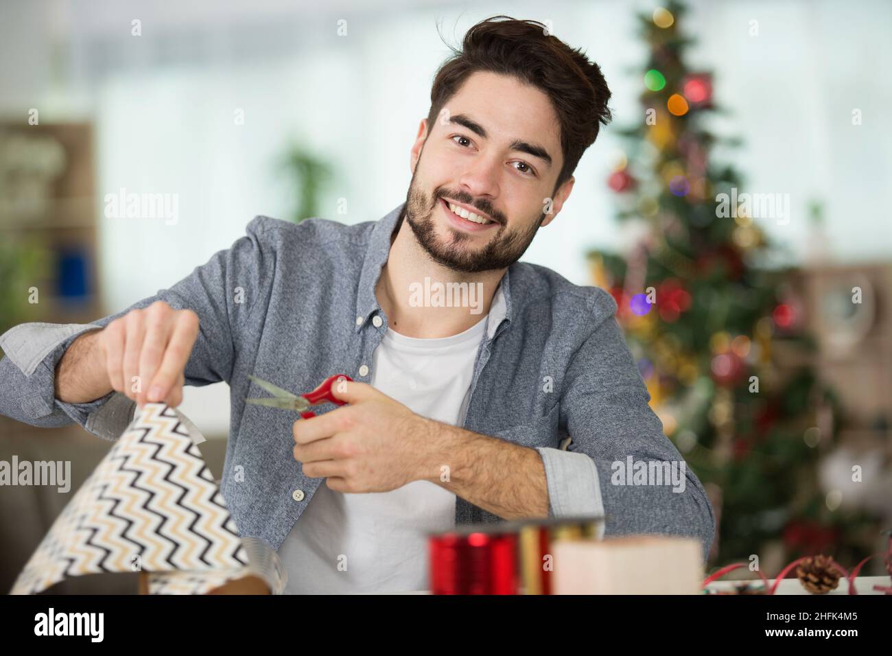 Wrapping Paper Man Wrapping check hi-res stock photography and images - Alamy